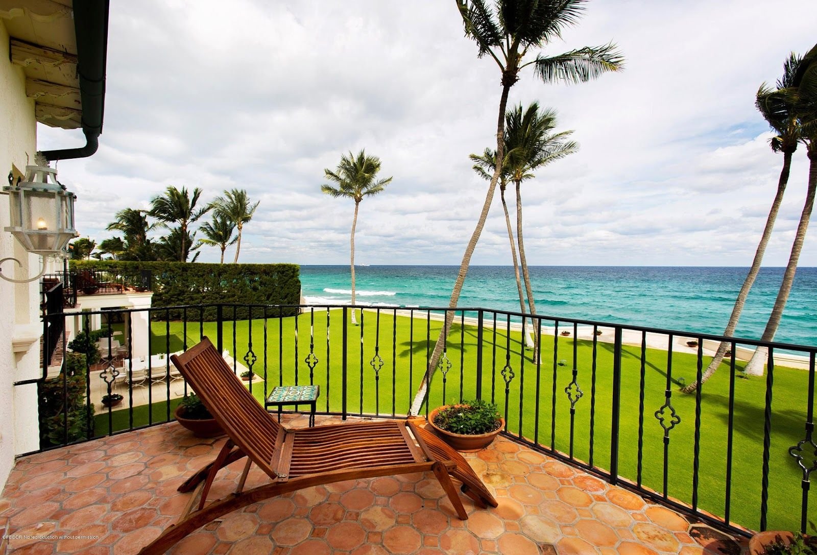 Terraza con vistas a la playa de la casa de los Kennedy en Palm Beach