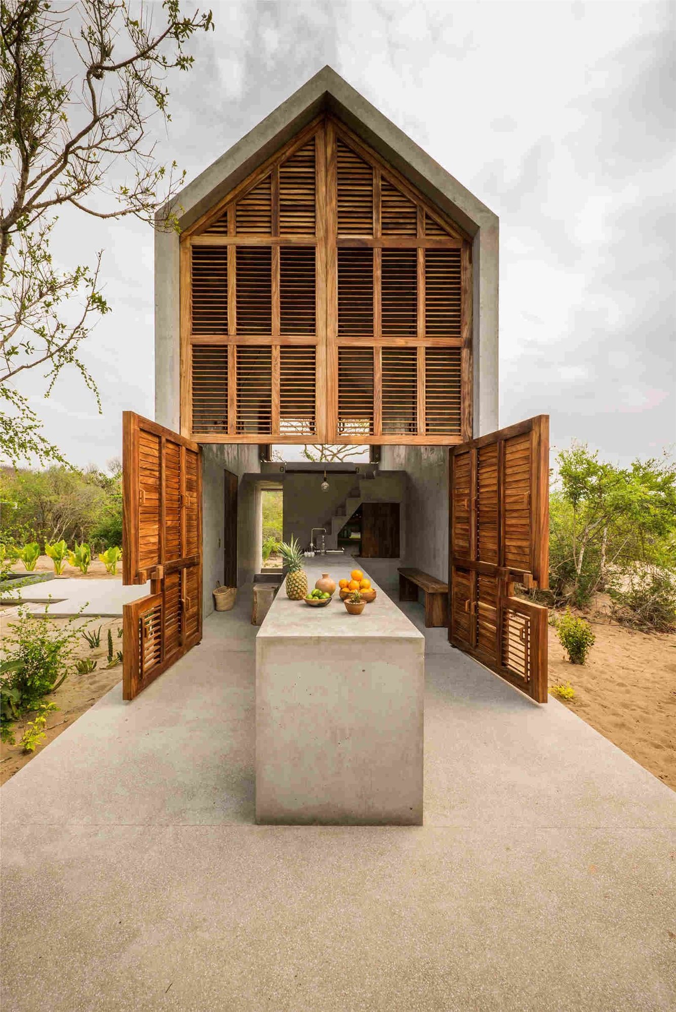 Casa de hormigón con paredes de madera y celosías
