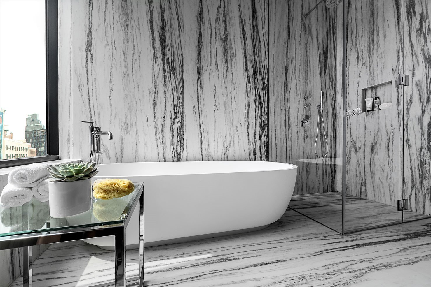 Baño con bañera de la casa de la modelo Gigi Hadid