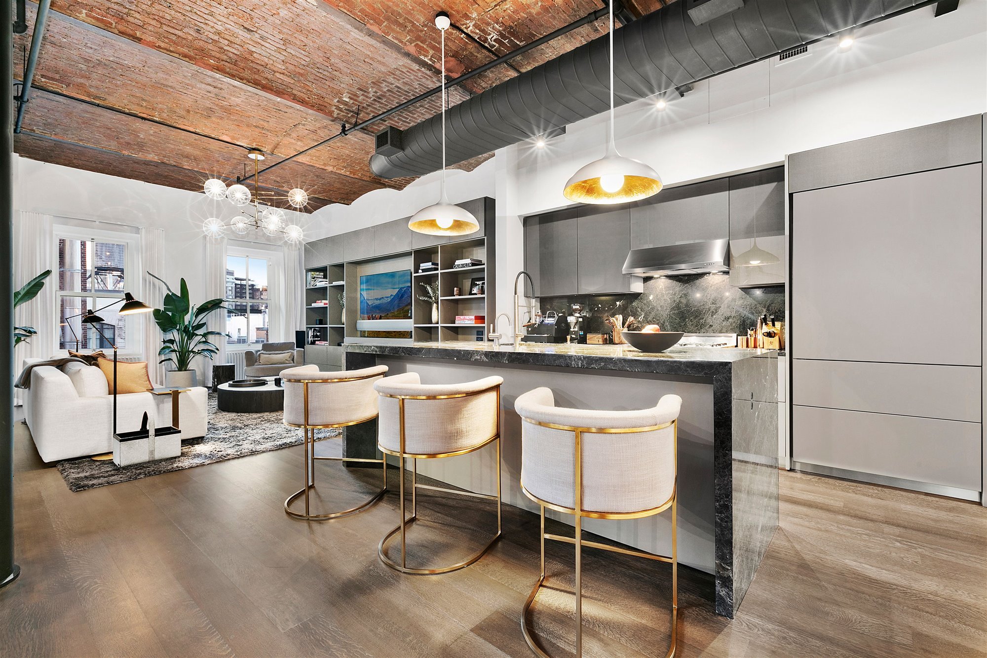Cocina abierta al comedor de la casa de la modelo Bella Hadid