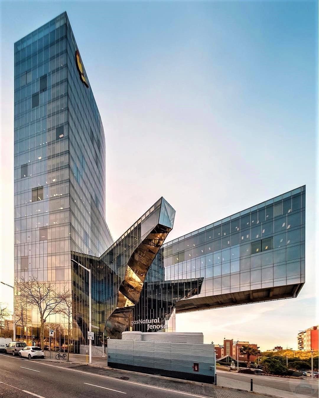 Edificio gas natural en Barcelona Enric Miralles. Edificio gas natural en Barcelona (2006). Finalizado por Benedetta Tagliabue