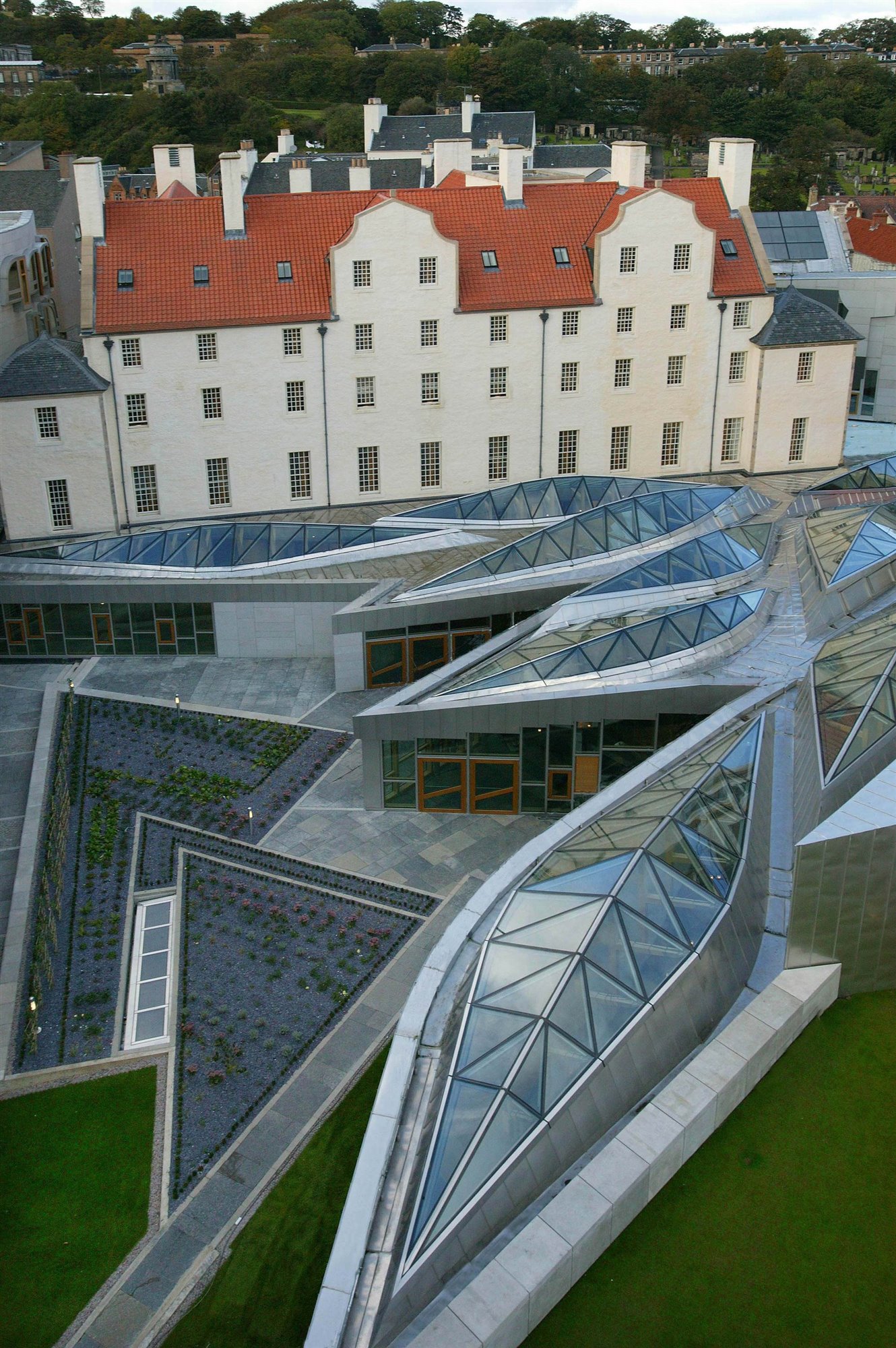 Parlamento de Escocia Enric Miralles. Parlamento de Escocia (2004). Finalizado por Benedetta Tagliabue