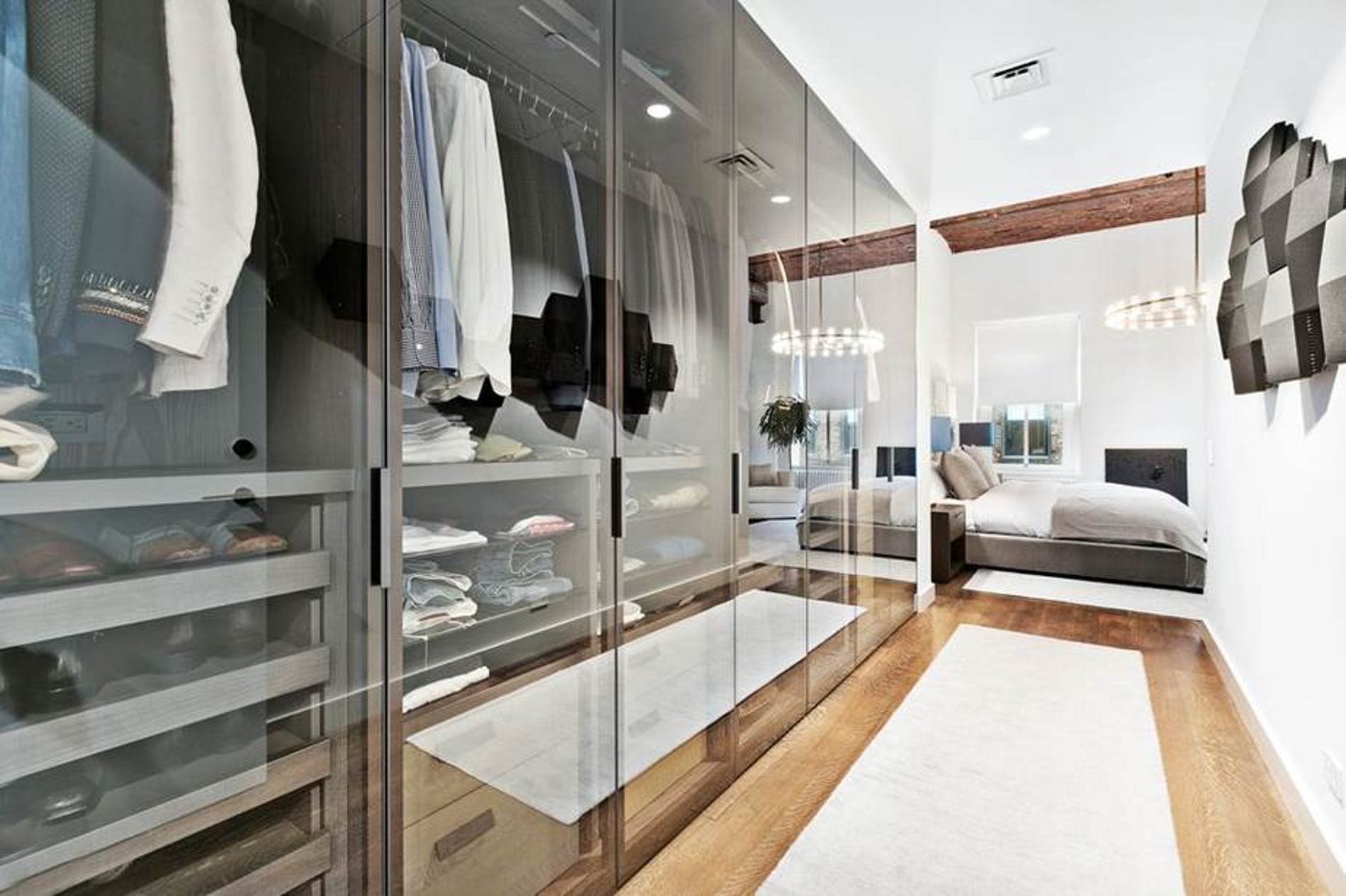 Vestidor con puertas de cristal del apartamento de la modelo Bella Hadid