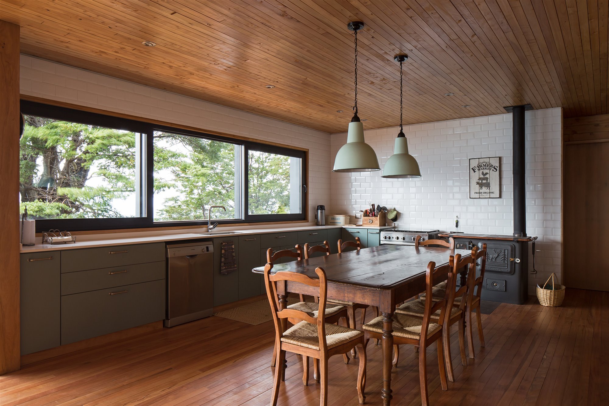 Comedor con sillas de estilo rustico de una casa prefrabricada