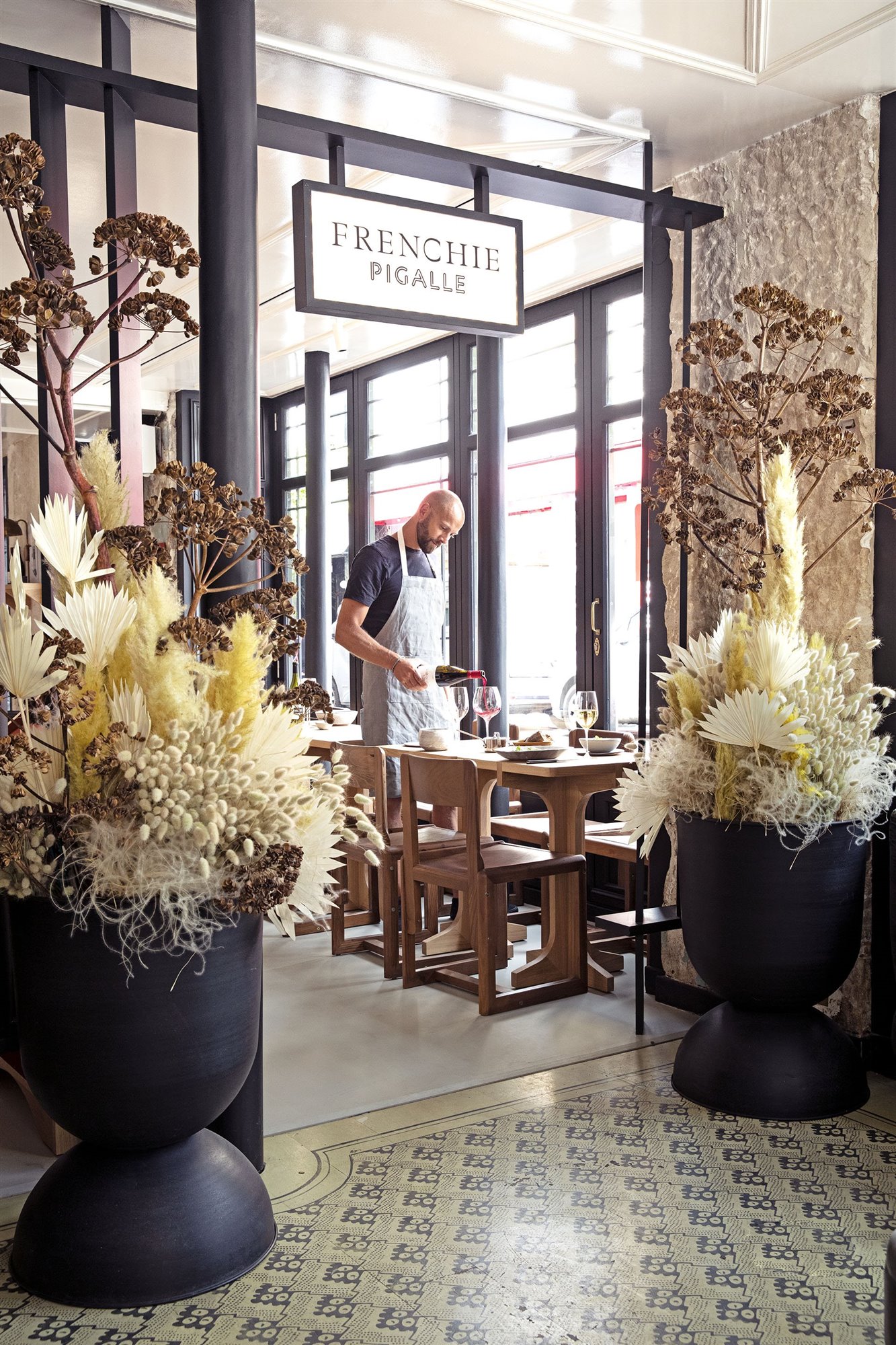 Entrada con flores del restaurante Frances Frenchie Pigale