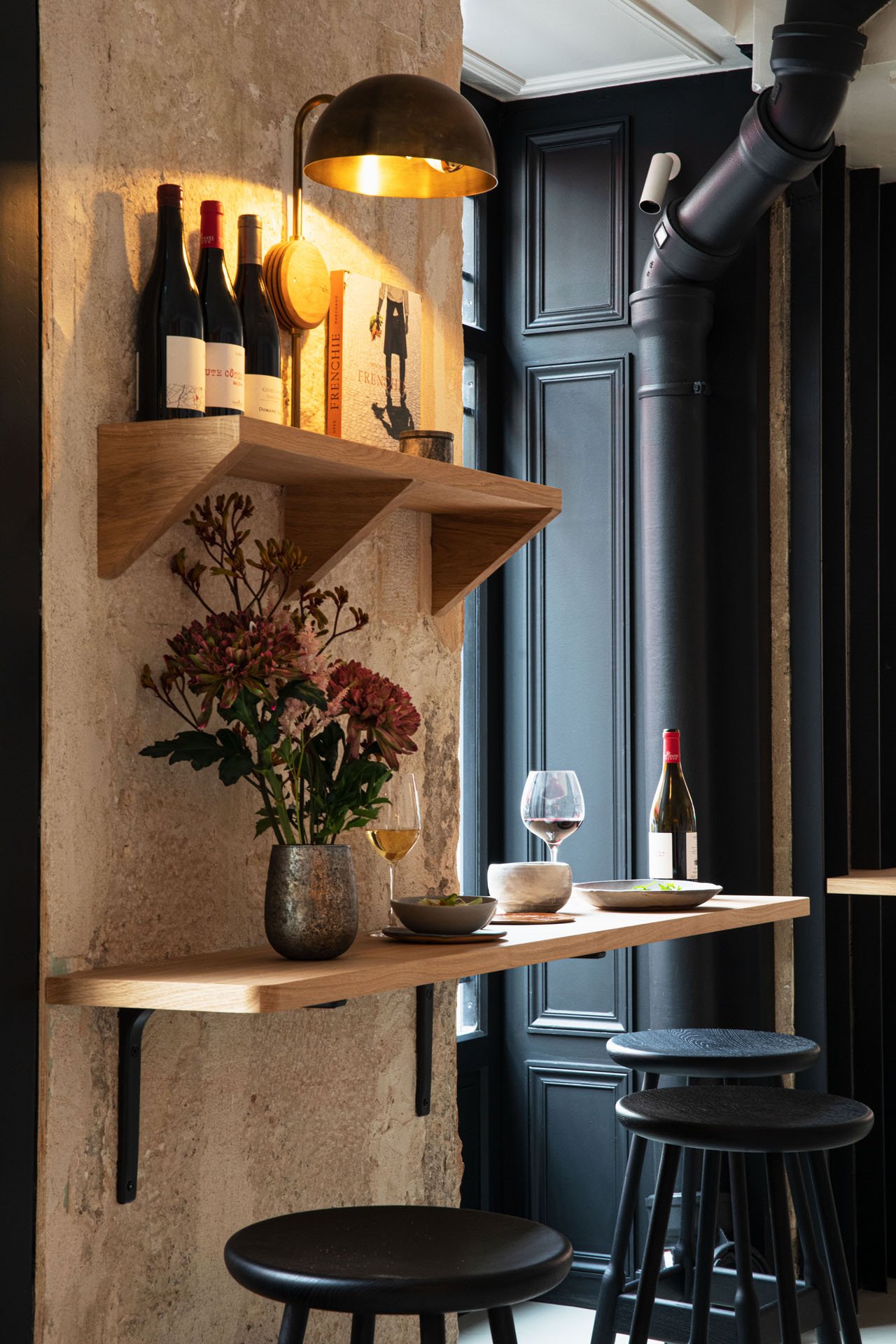 Espacio junto a la pared del restaurante Frances Frenchie Pigale