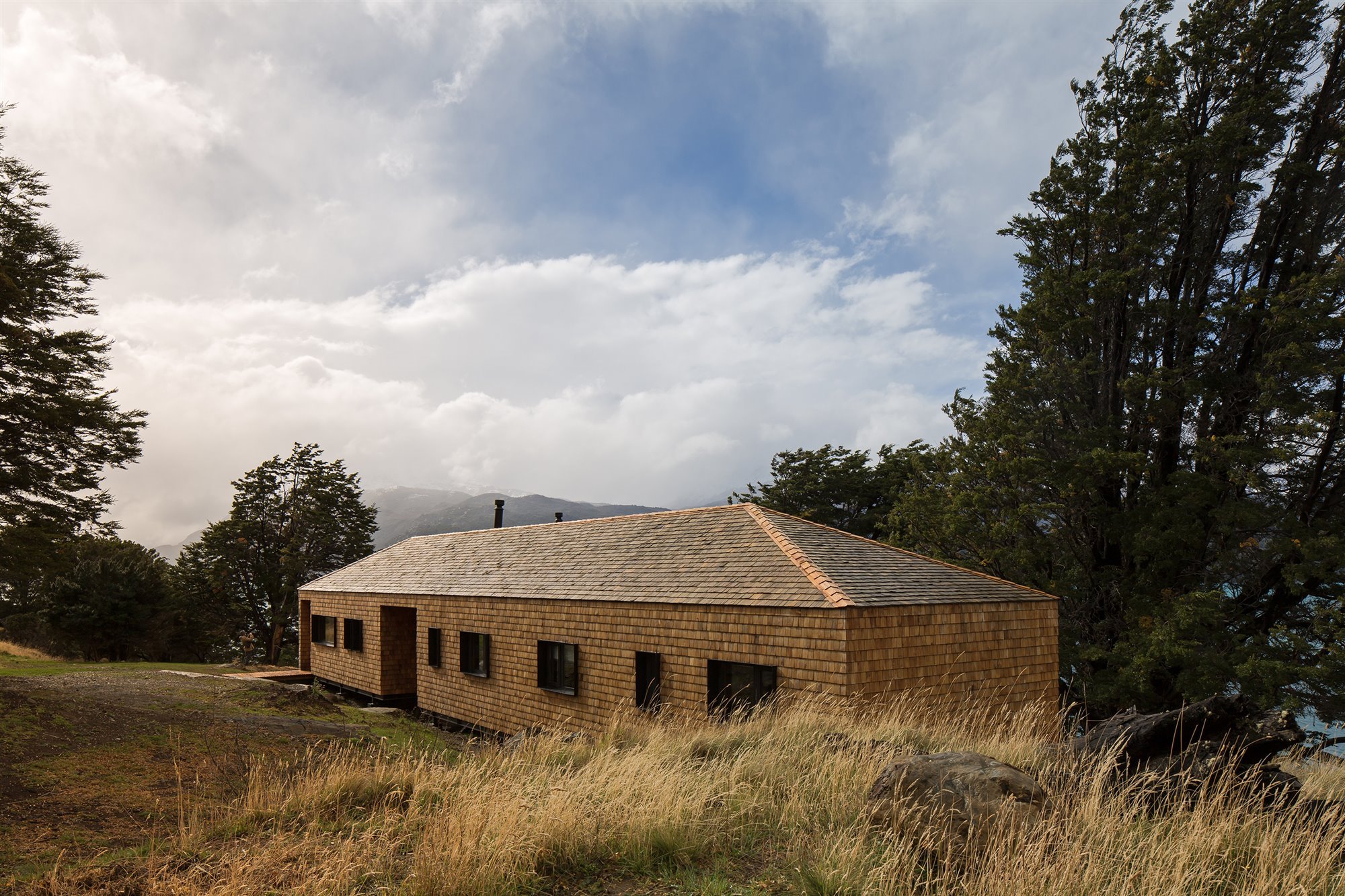 Exterior con fachada de madera de una casa prefrabricada