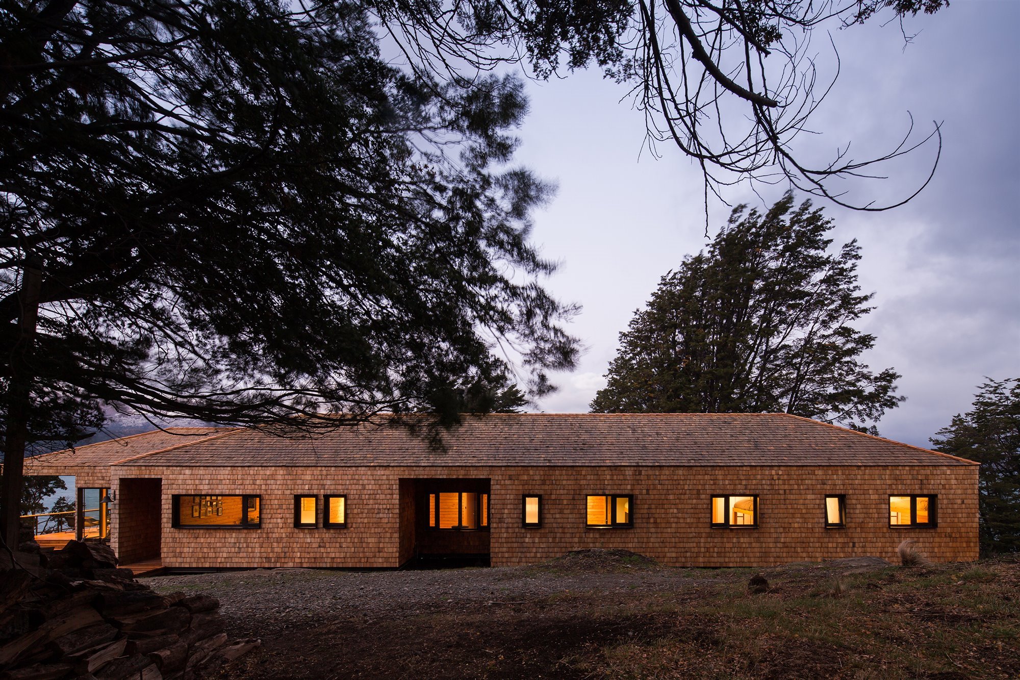 Fachada con luces encendidas de una casa prefrabricada