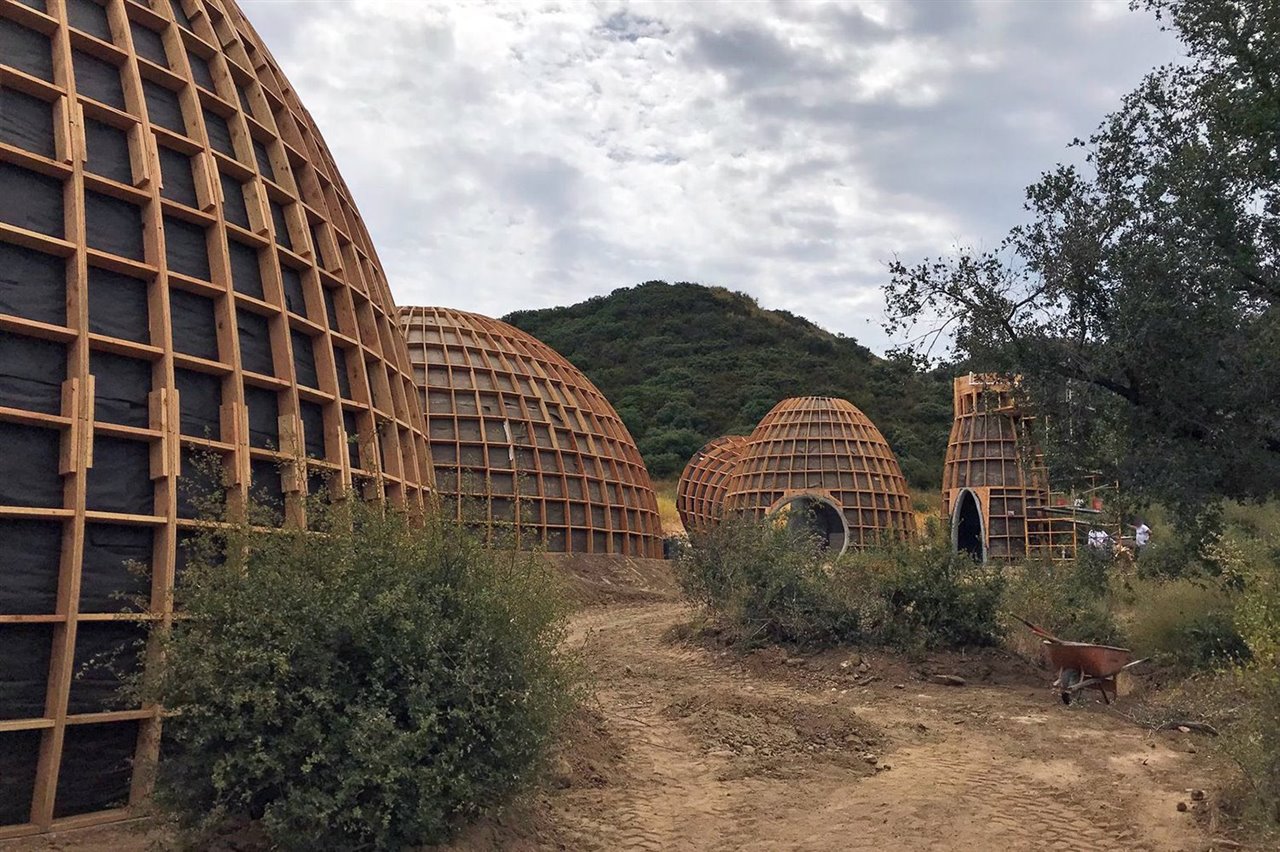 La construcción de un poblado de refugios en julio de 2019 en Calabasas, Los Angeles, quedó paralizada por problemas legales, y las construcciones finalmente se demolieron.