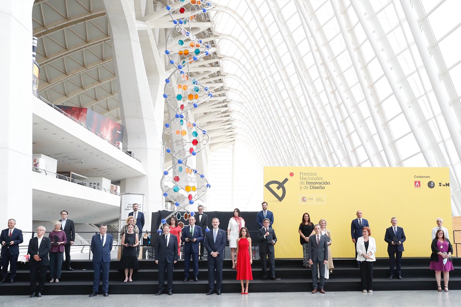 Los galardonados del Premio Nacional de Innovación y Diseño, con Héctor Colonques, presidente de Porcelanosa Grupo, a la izquierda de la reina Letizia.