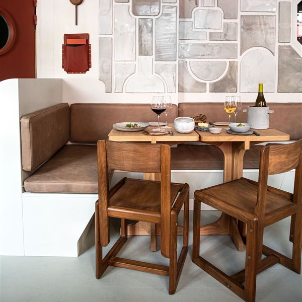 Reincón con bancos y sillas de madera del restaurante Frances Frenchie Pigale