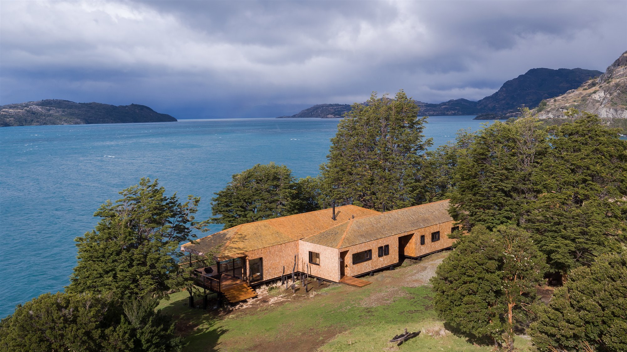 Vista exterior de una casa prefabricada junto al mar