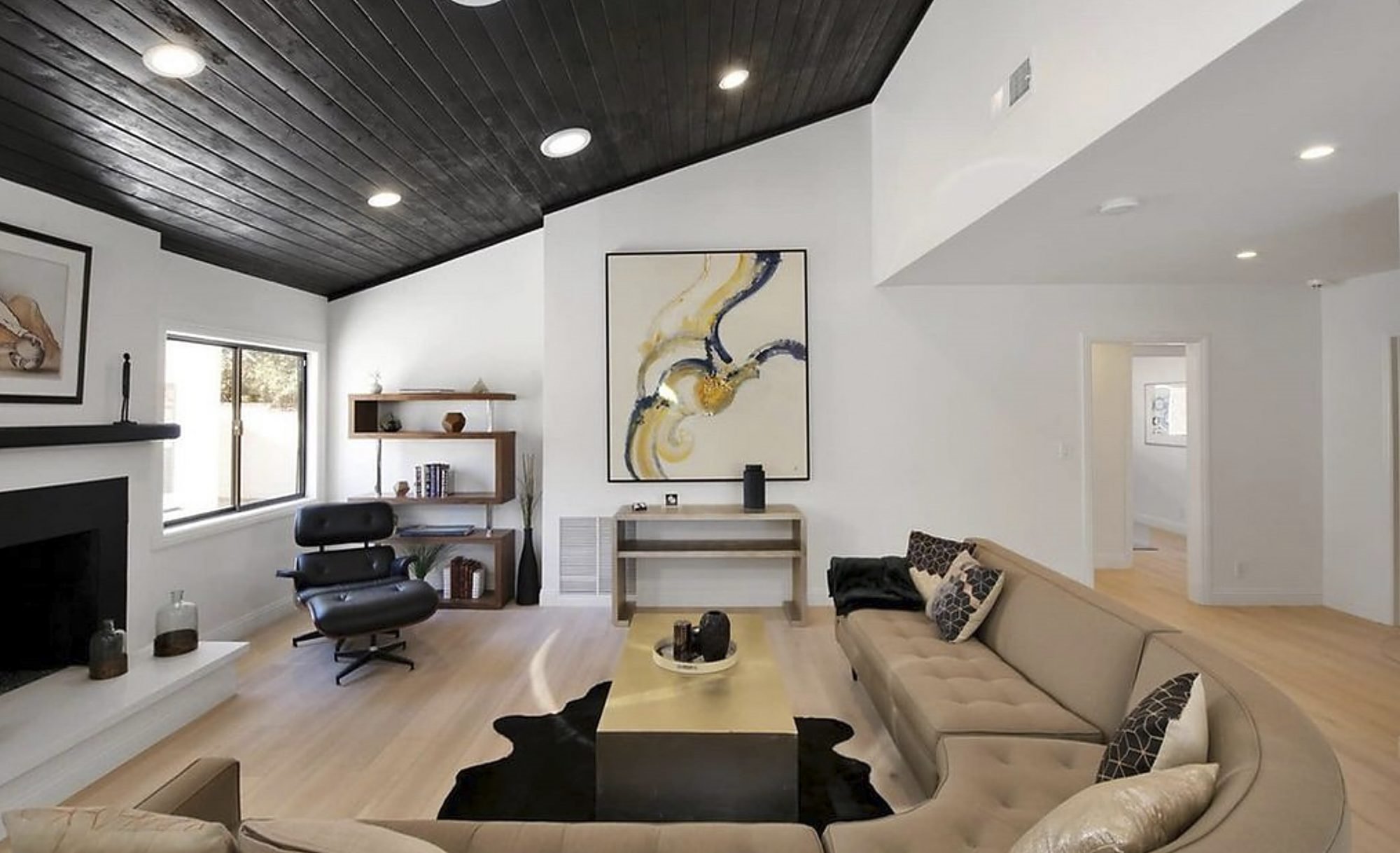 Salon de la nueva casa de Jennifer Lopez y Alex Rodriguez con sofá marrón