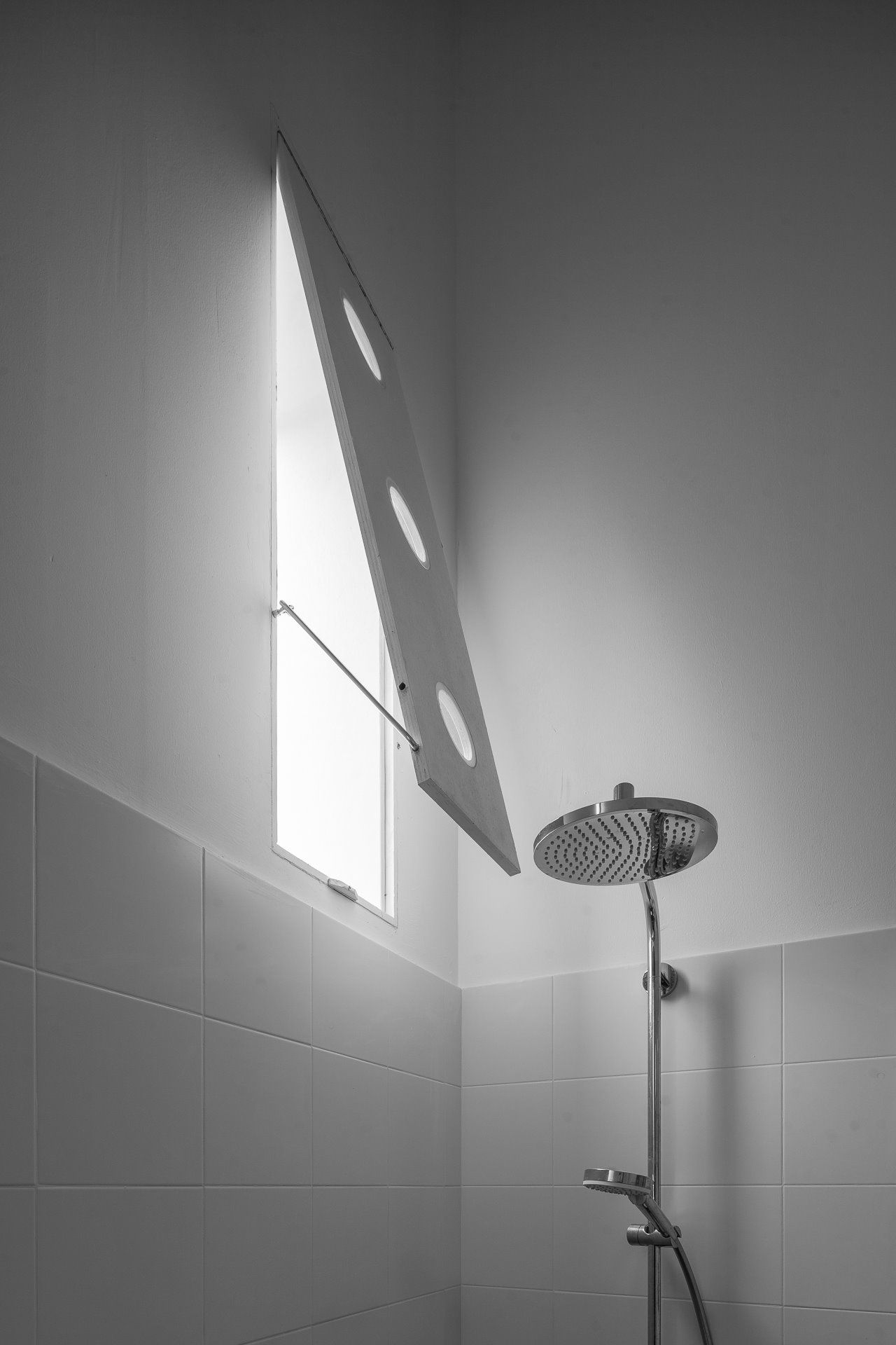 Casa Gauses Ferrater Ohlab fachada color blanco baño con ducha
