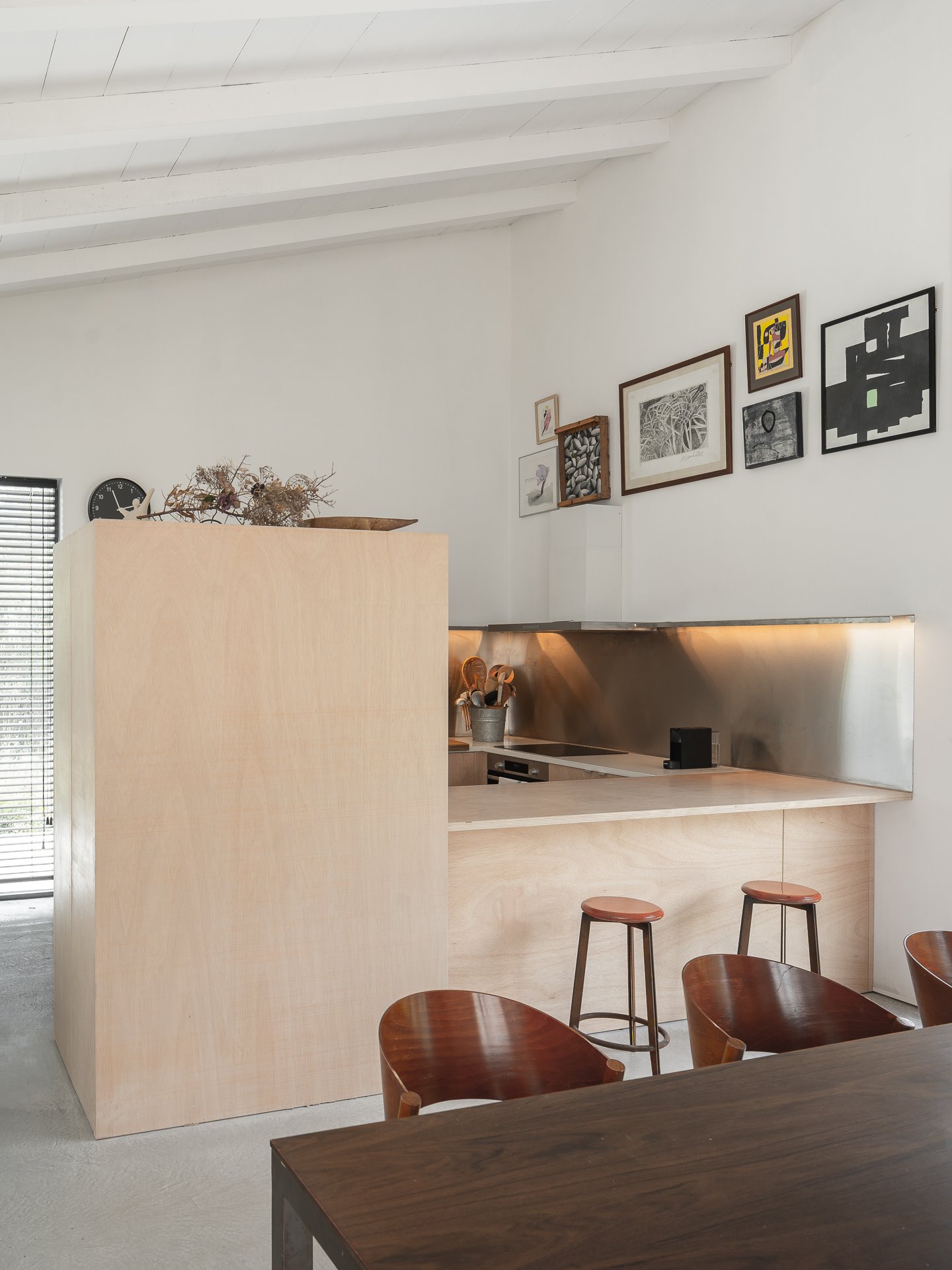 Casa Gauses Ferrater Ohlab fachada color blanco cocina con barra