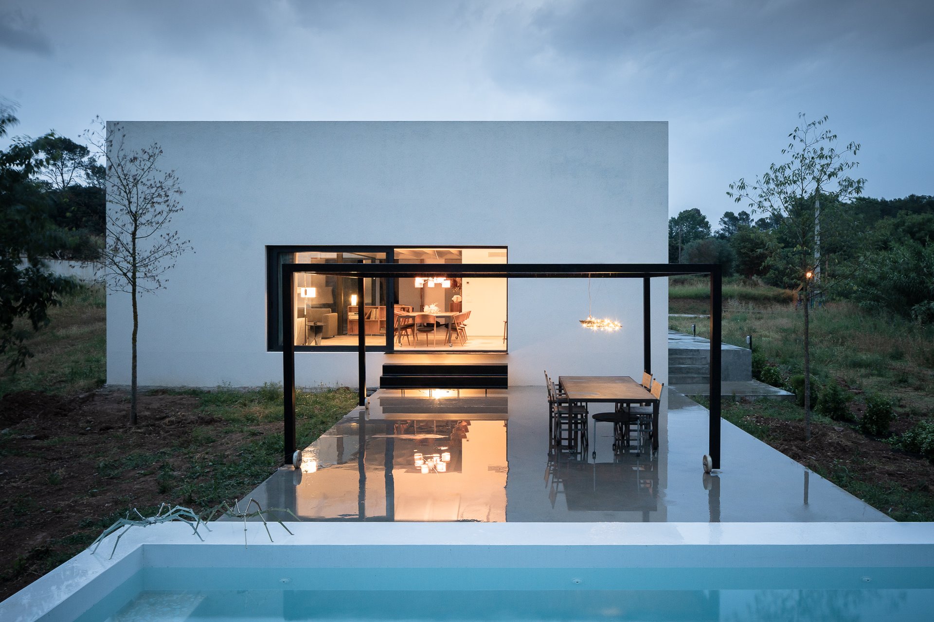 Casa Gauses Ferrater Ohlab fachada color blanco piscina foto de noche