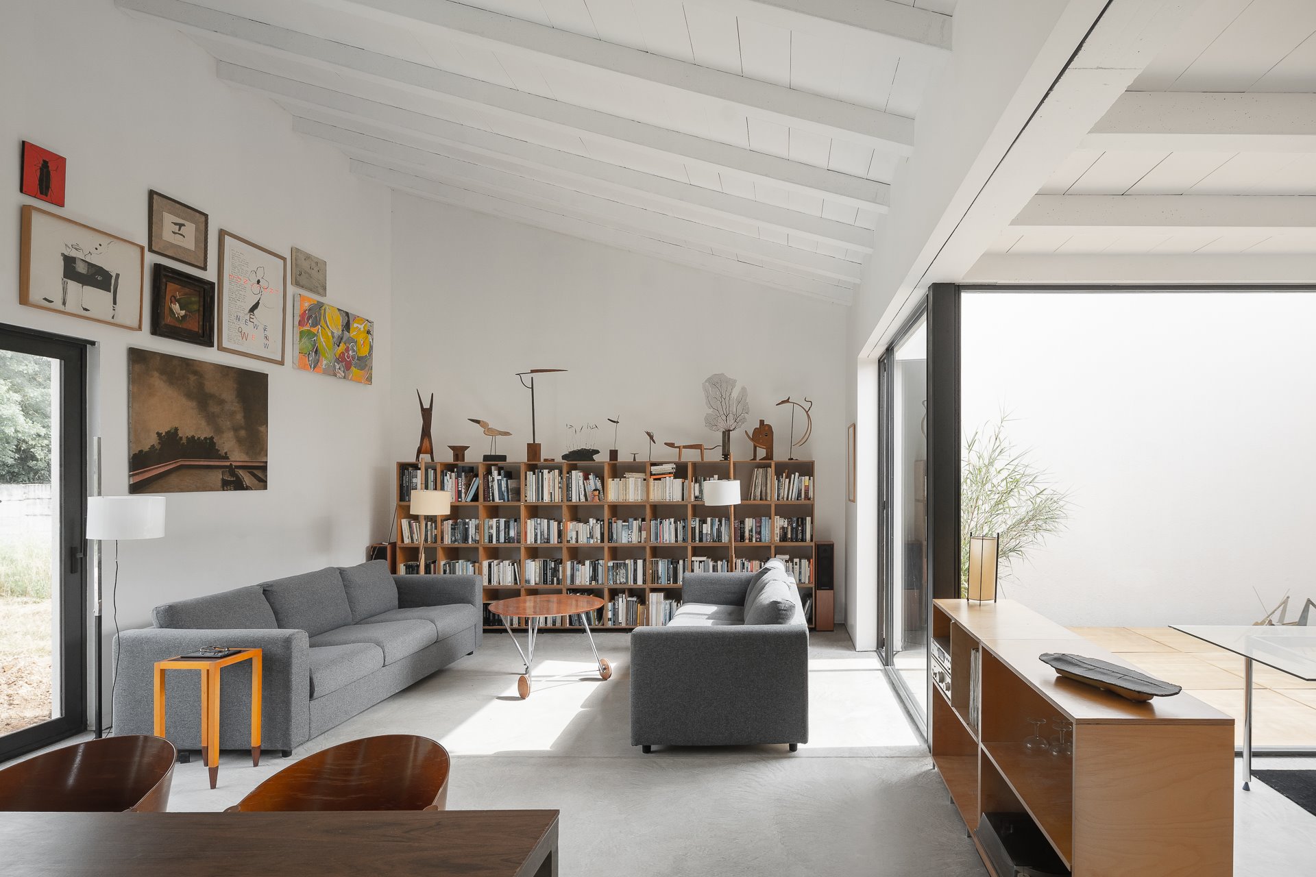 Casa Gauses Ferrater Ohlab fachada color blanco salon interior con estanteria de madera