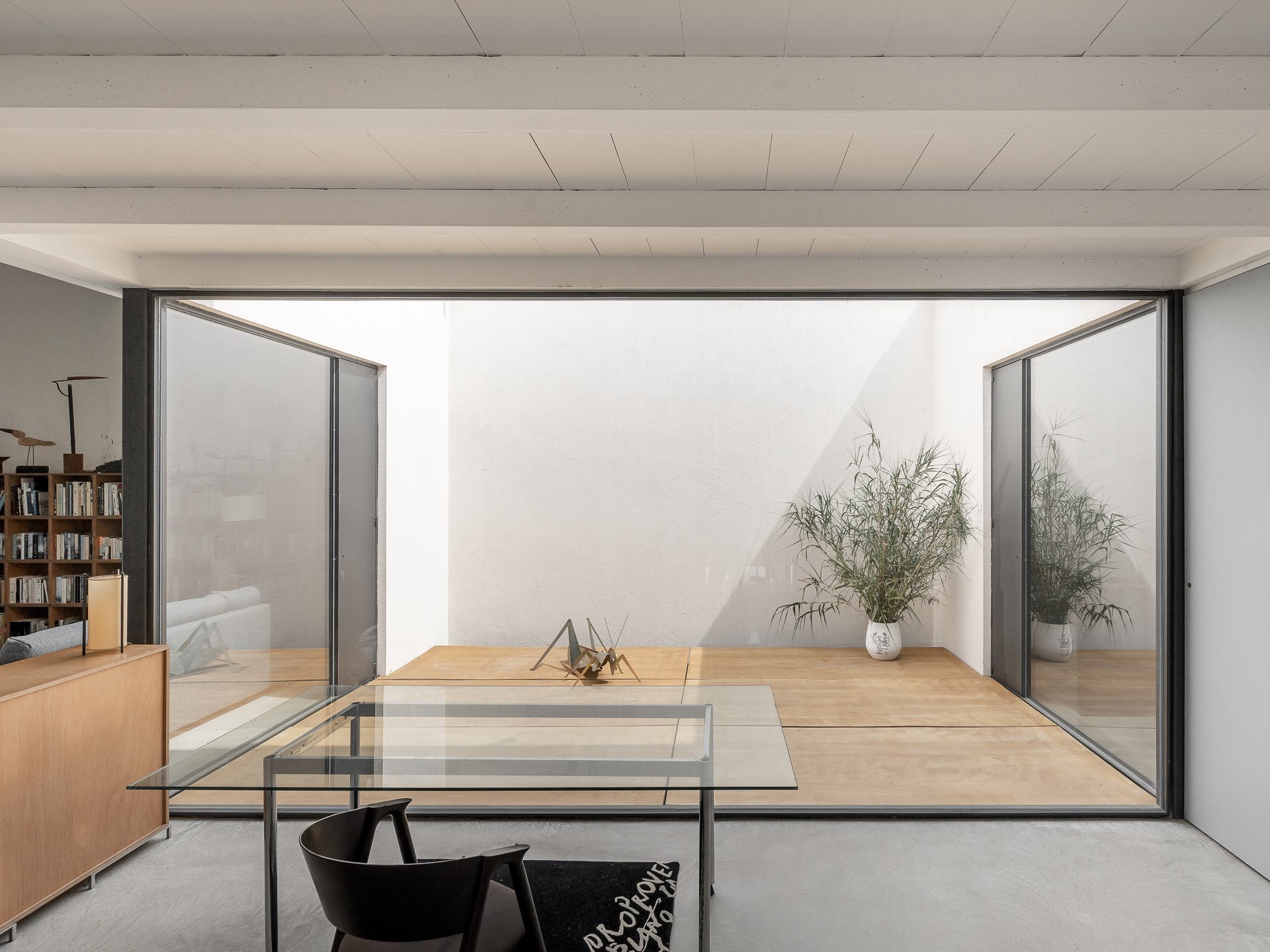 Casa Gauses Ferrater Ohlab fachada color blanco vista patio interior