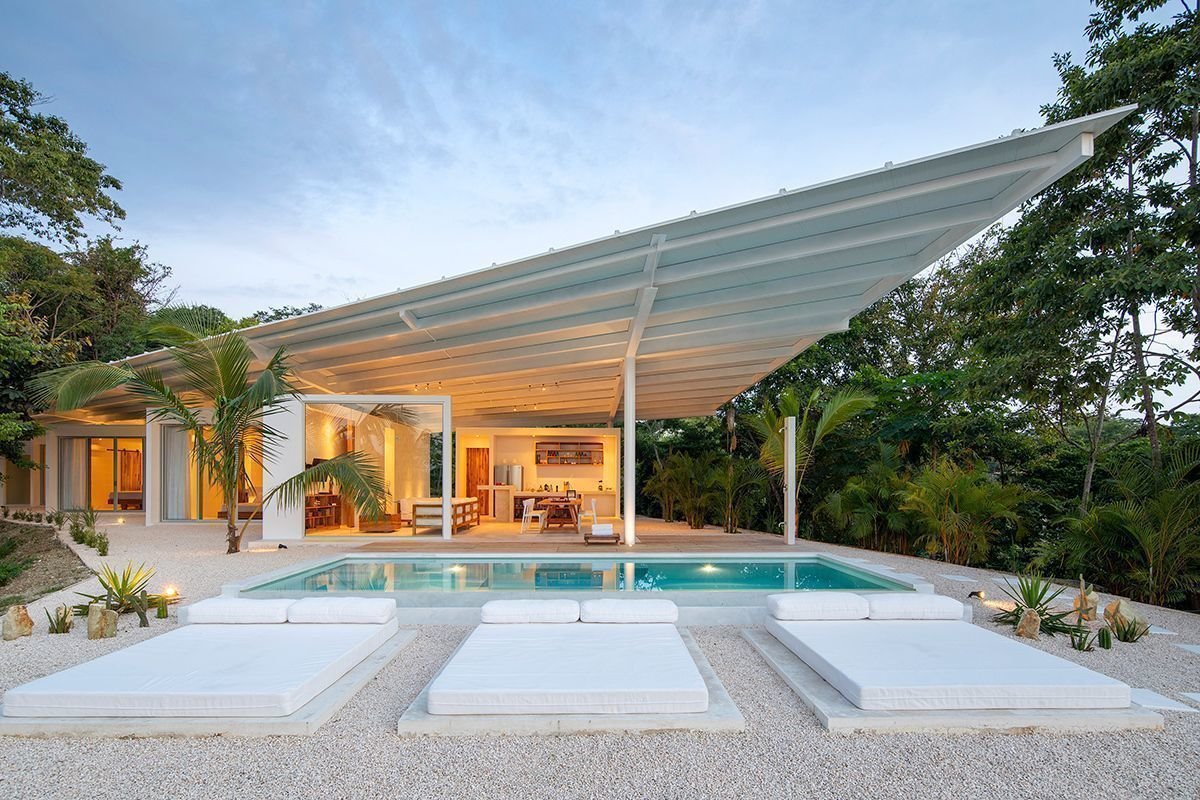 Casa prefabricada de color blanco en costa rica