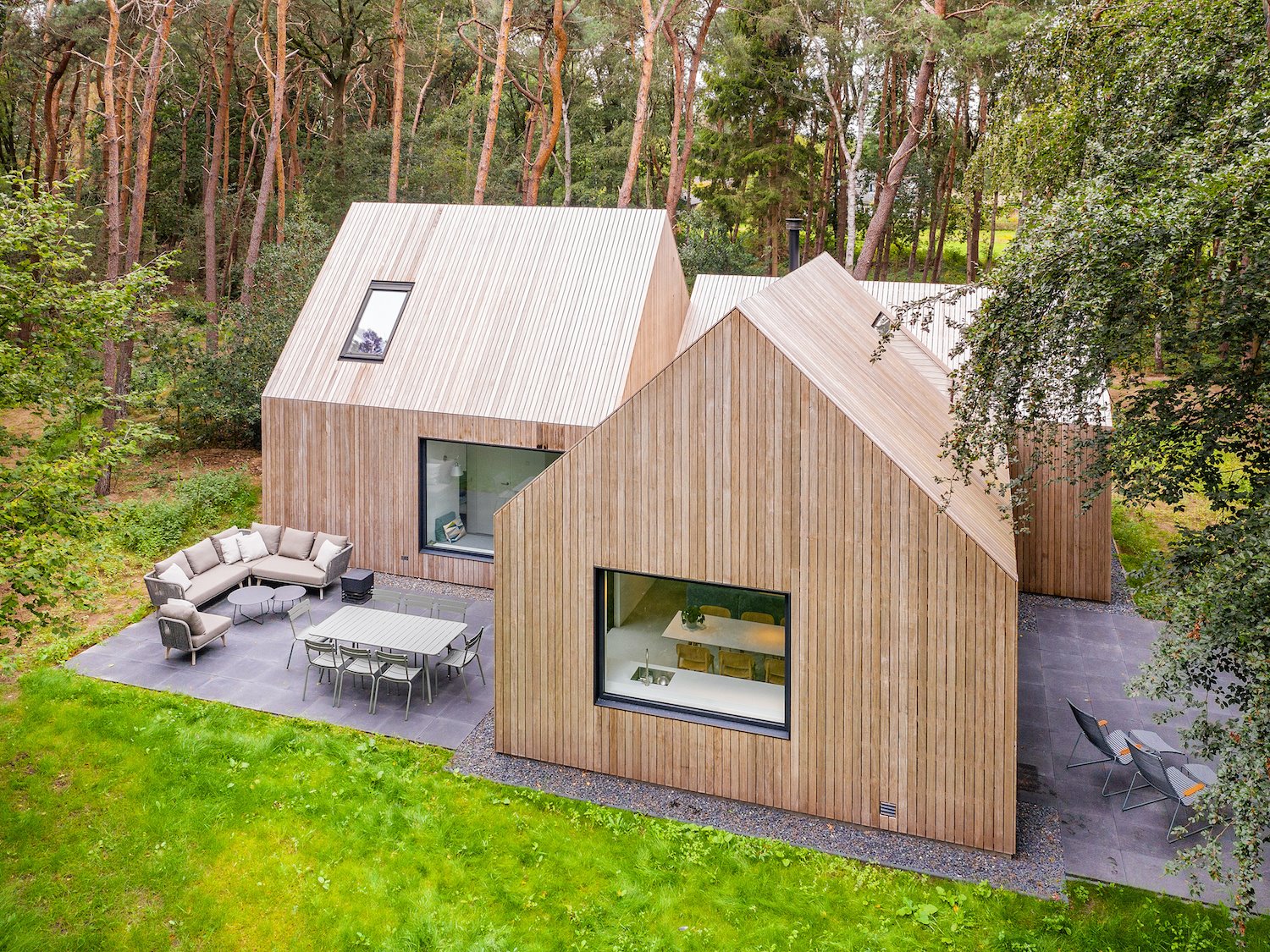Casas con terraza de madera en mitad del bosque