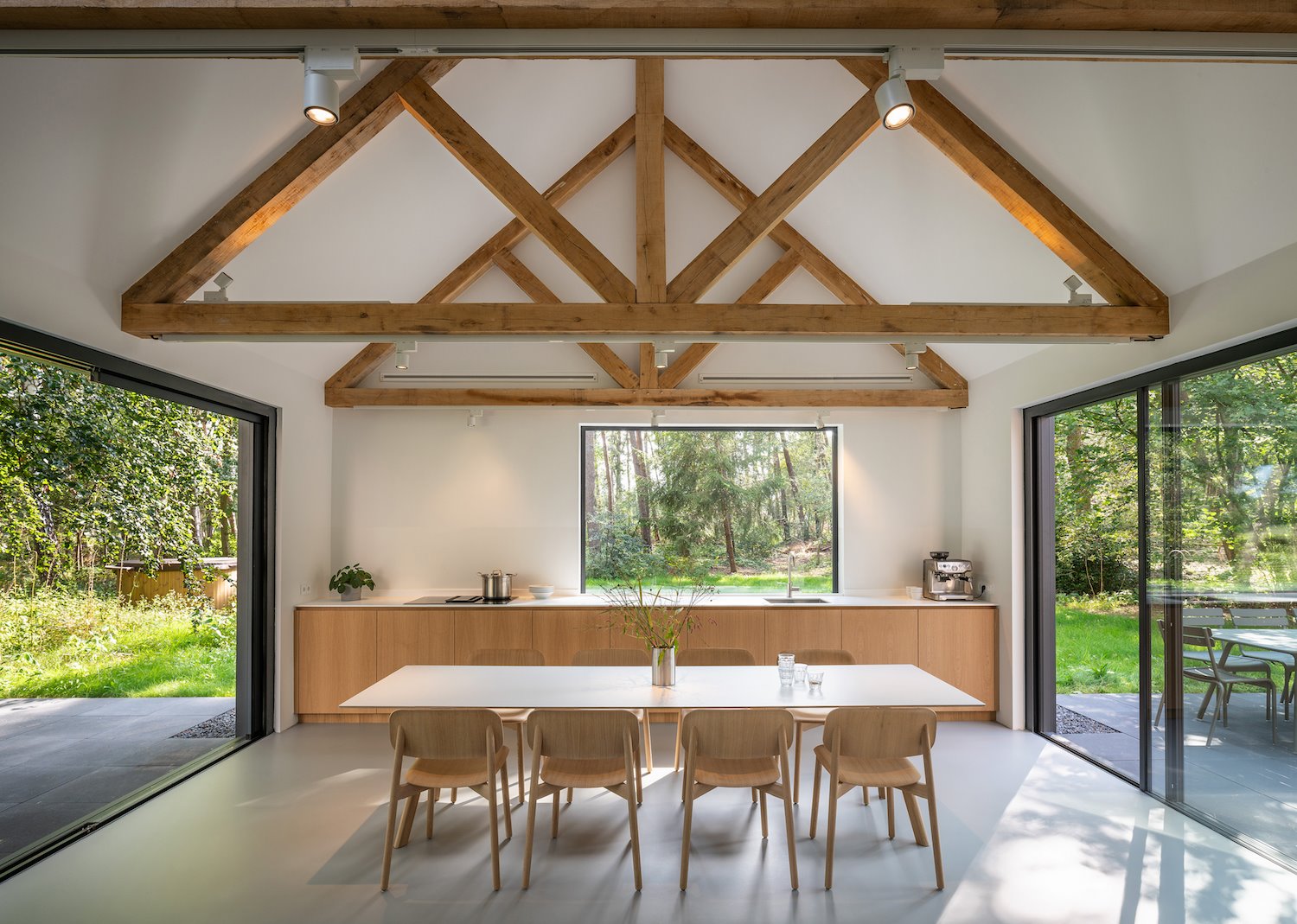 Comedor y cocina con vigas de madera
