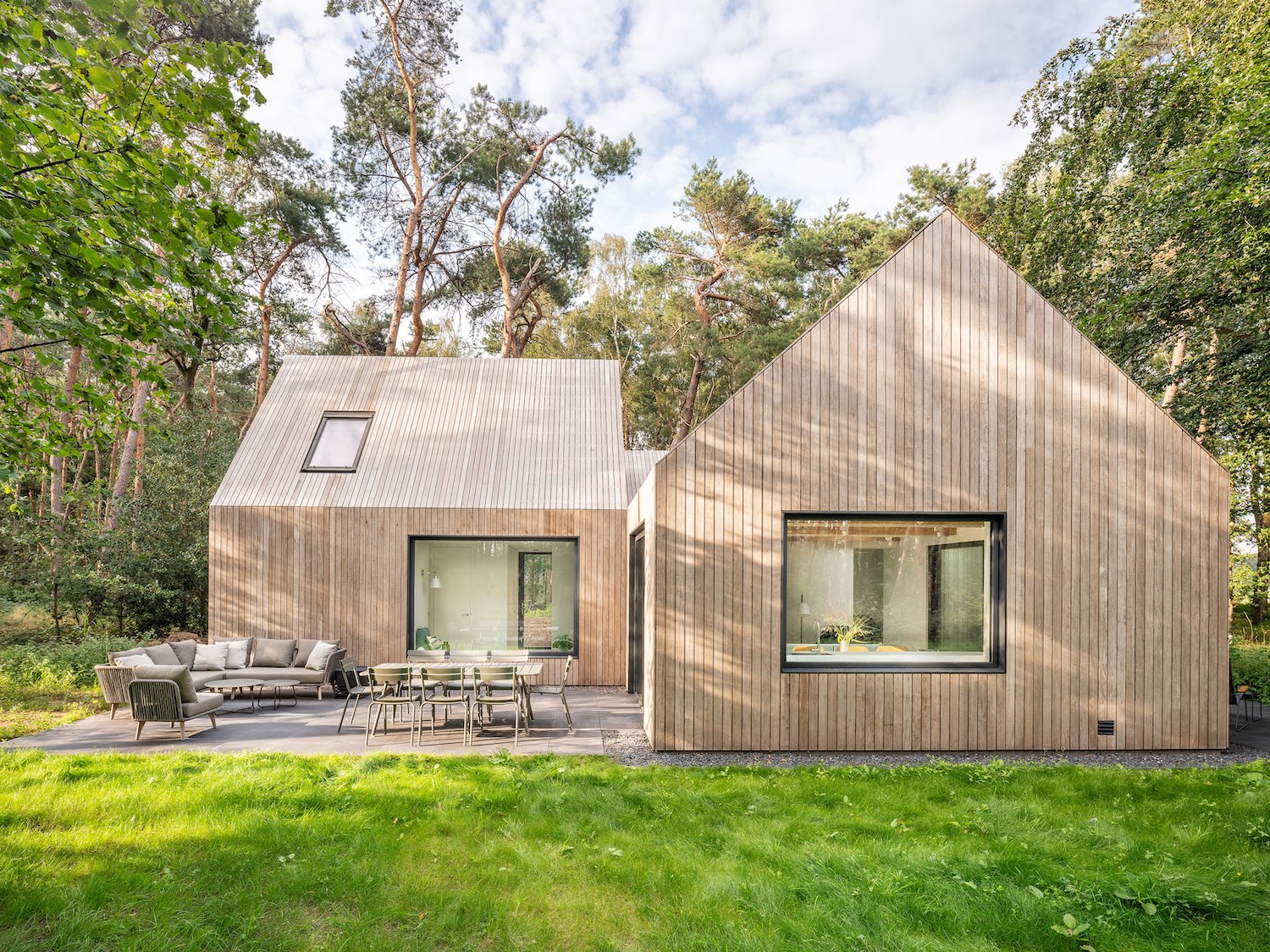 Fachada de madera de unas casas en mitad del bosque