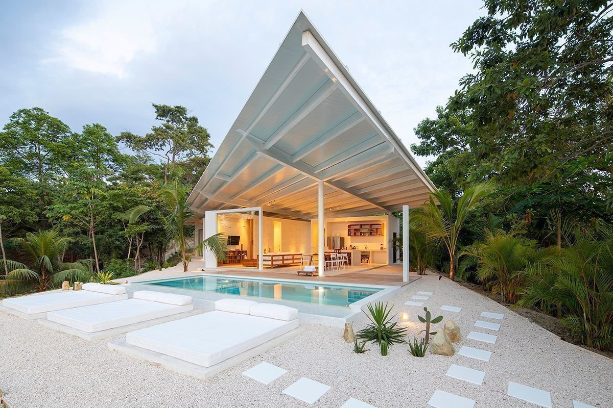 Fachada de una Casa prefabricada de color blanco en costa rica