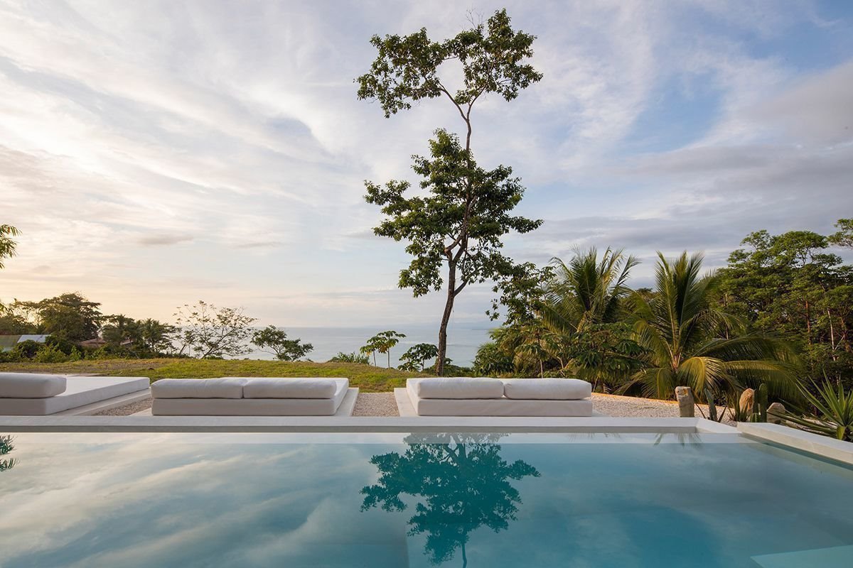 Piscina de una Casa prefabricada de color blanco en costa rica
