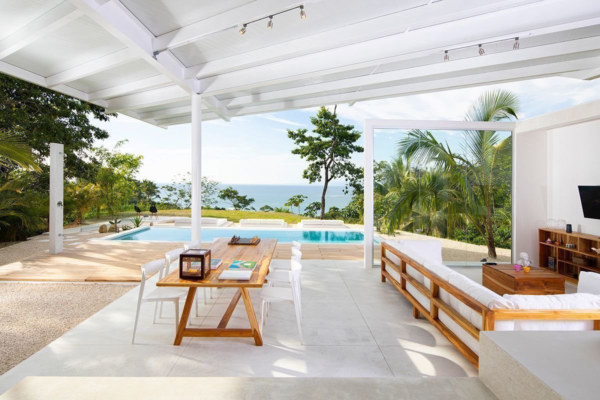 porche de una Casa prefabricada de color blanco en costa rica