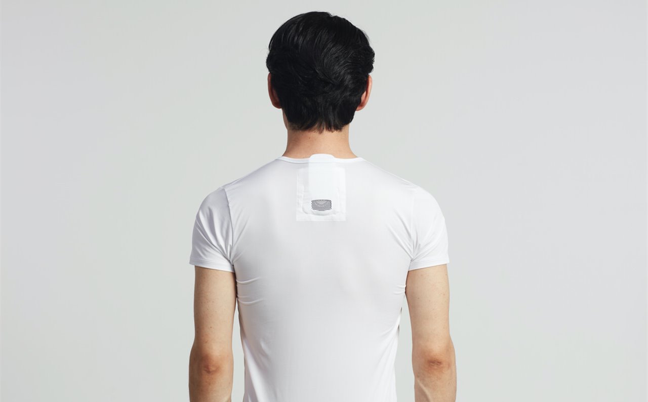 El dispositivo, en forma de 'mouse', se introduce en el bolsillo superior de una camiseta que ha sido especialmente diseñada para el proyecto. 