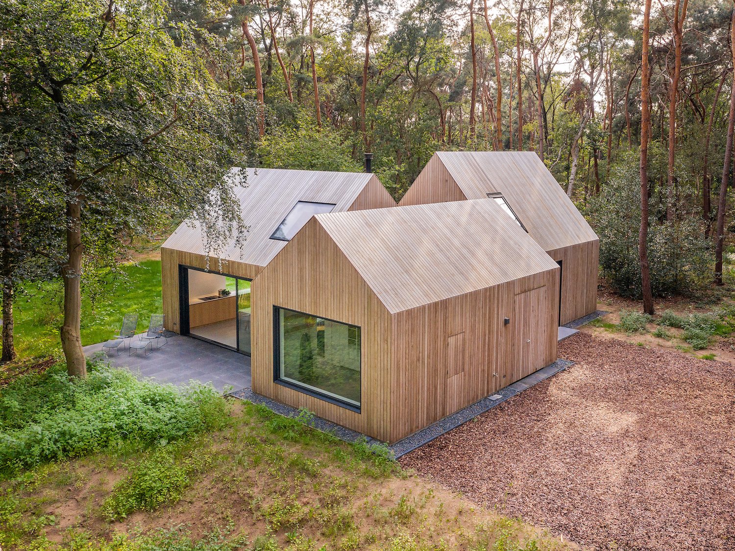 tres casas de madera en mitad de la naturaleza
