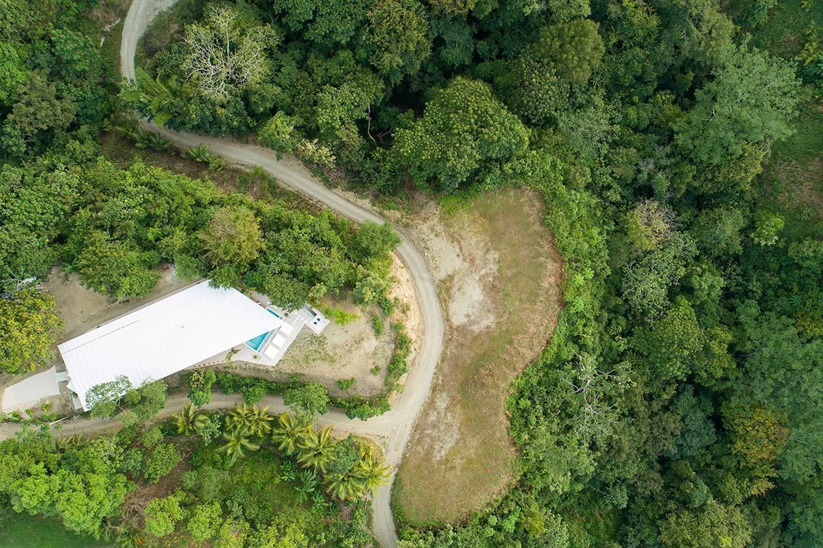 vista aerea de una Casa prefabricada de color blanco en costa rica