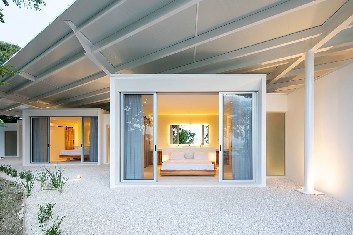 Vista de los dormitorios de Casa prefabricada de color blanco en costa rica