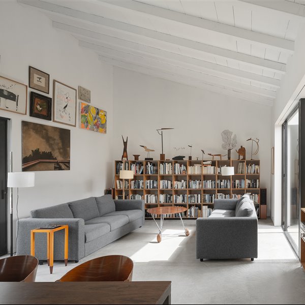 Casa Gauses Ferrater Ohlab fachada color blanco salon interior con estanteria de madera