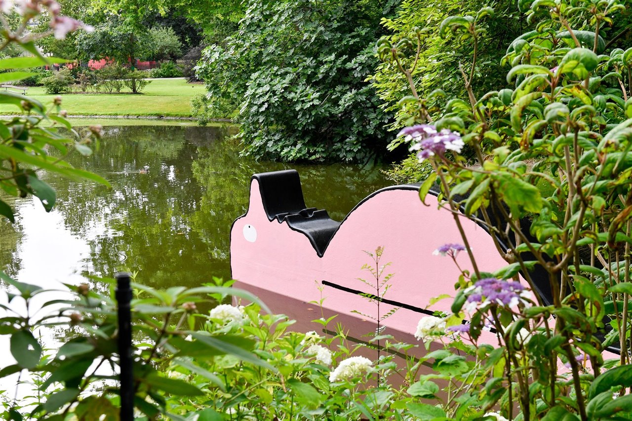 Relajados y felices, así están estos gigantes de colores en los jardines de Nantes.