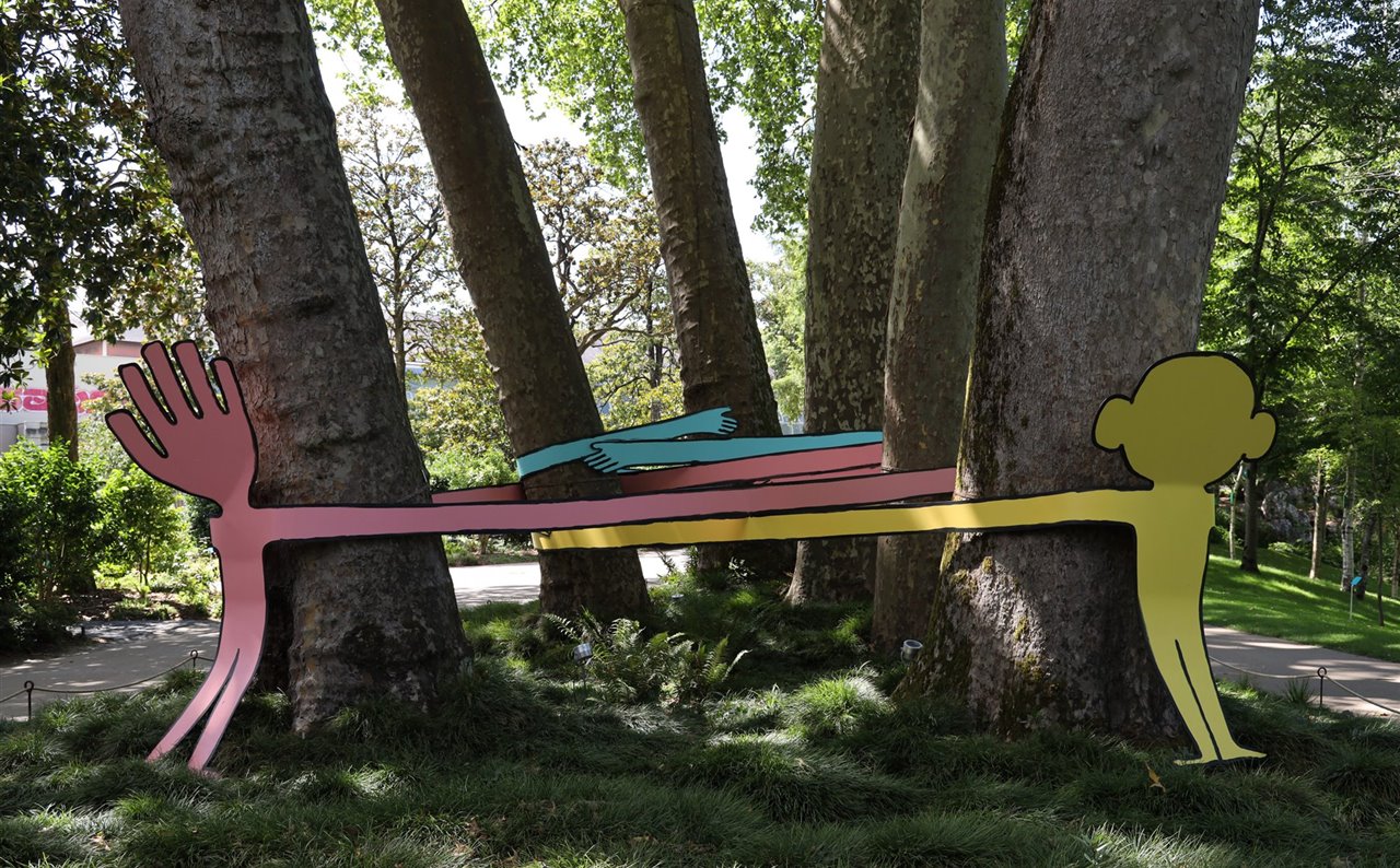 Las características creaciones de Jean Jullien se convierten en personajes que disfrutan del contacto con la naturaleza.