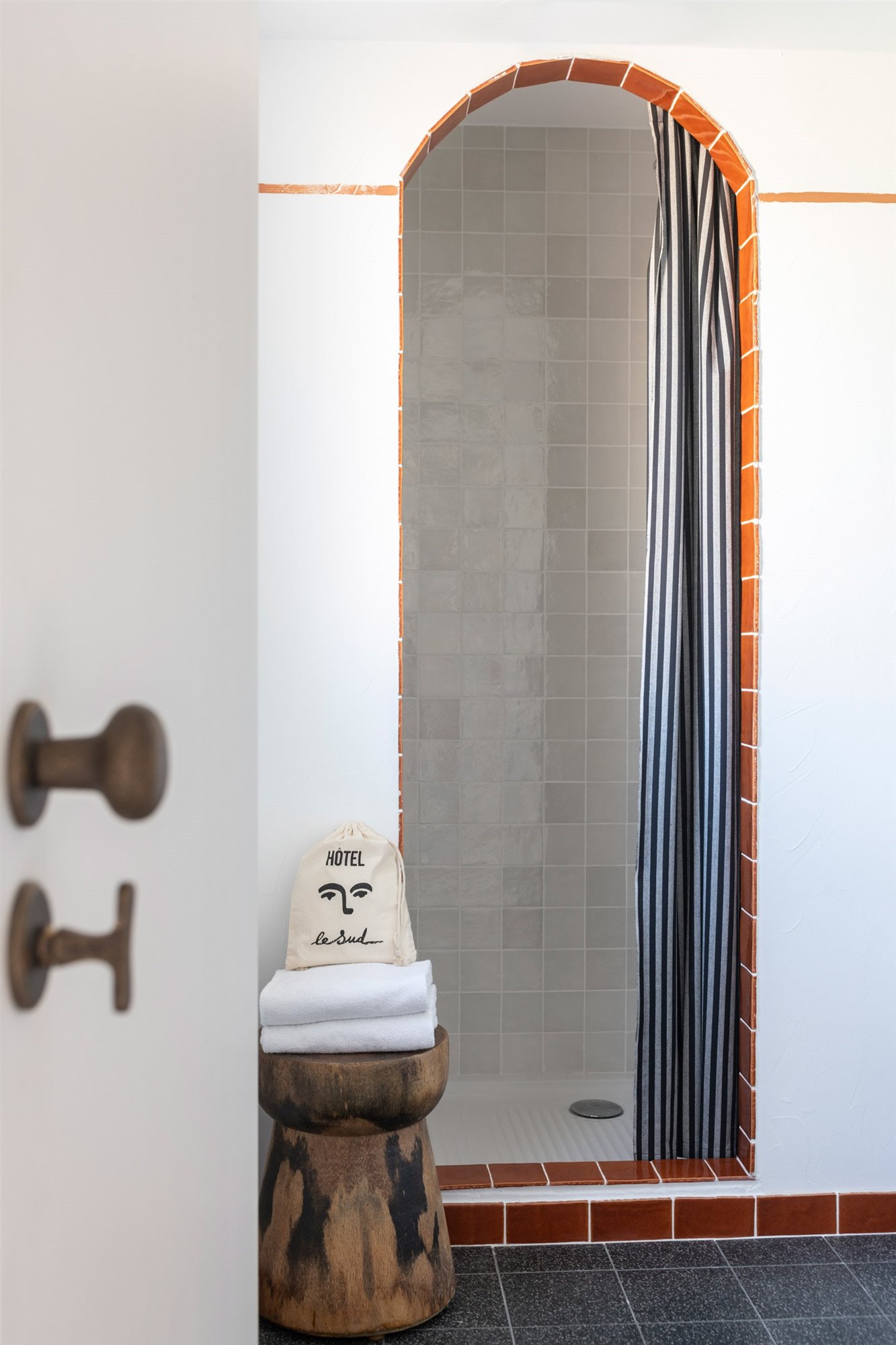 Bañp con ducha del hotel le sud en francia