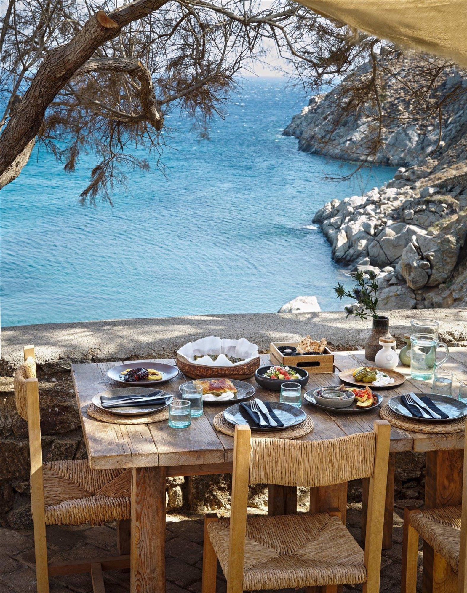 comedor exterior con vistas al mediterraneo del Wild hotel by interni en grecia