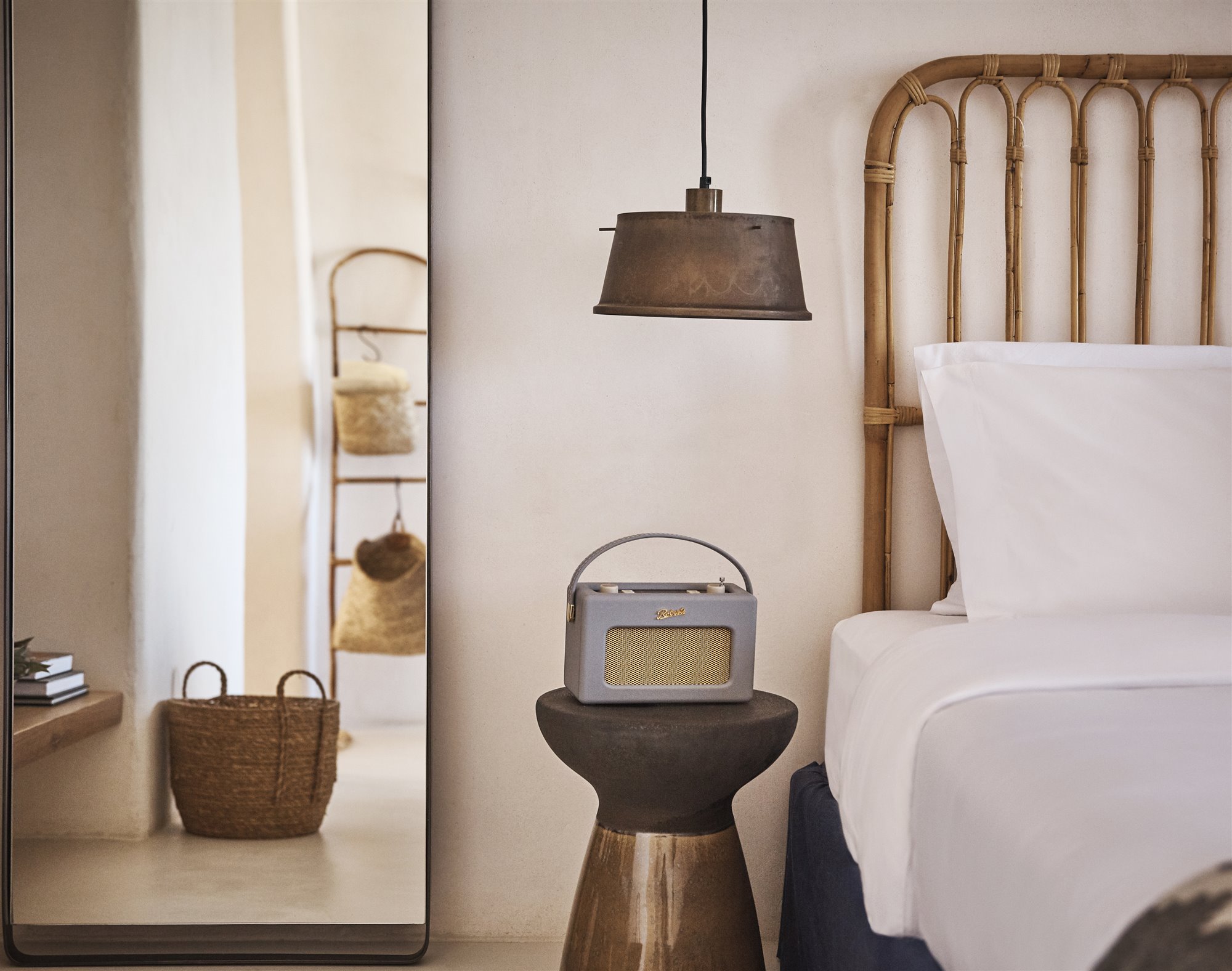 dormitorio con cama y cabecero de caña del Wild hotel by interni en grecia