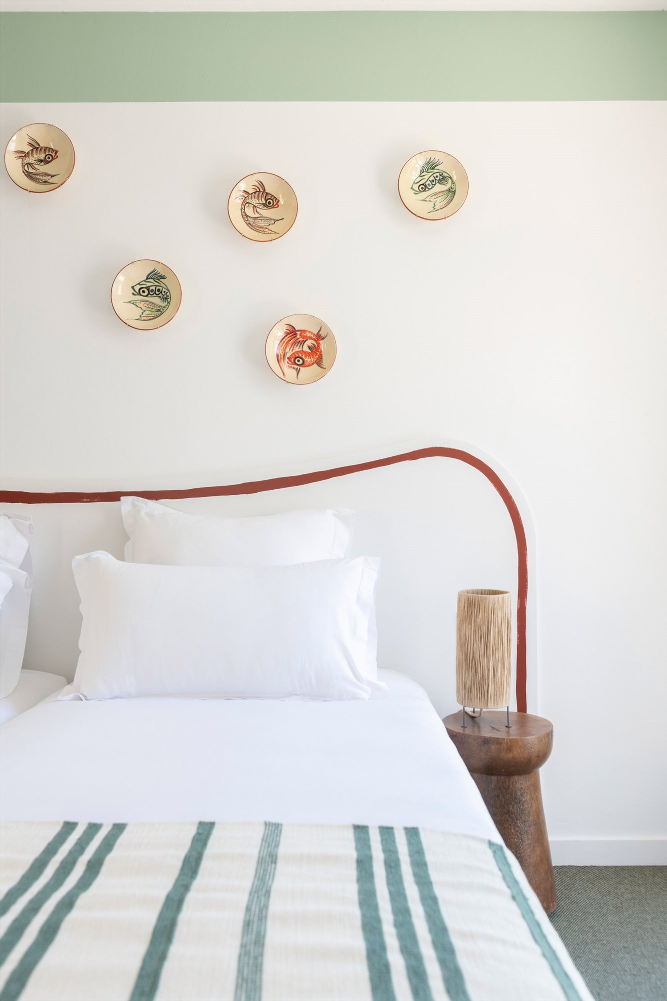 Dormitorio con platos de ceramica del hotel le sud en francia