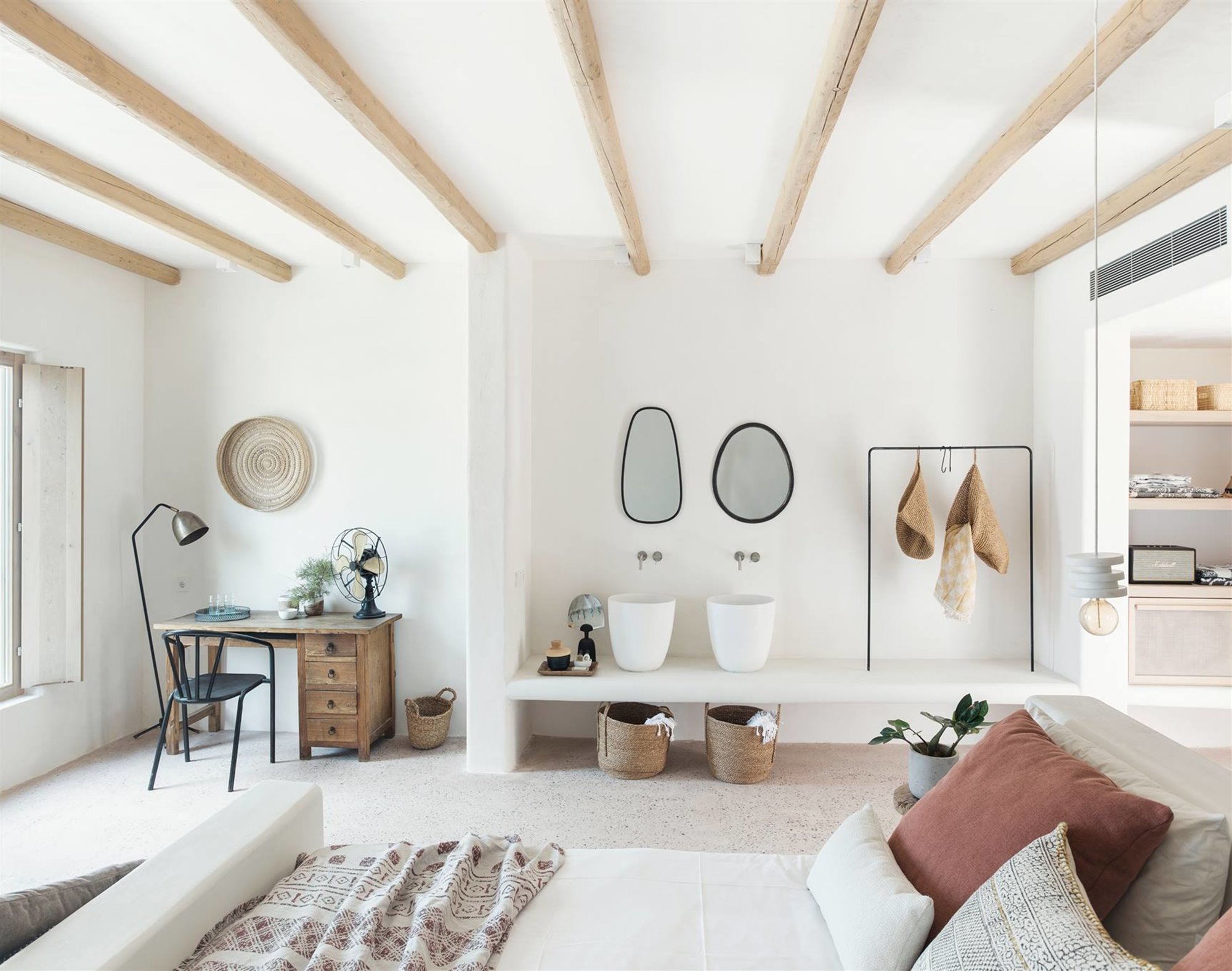 Habitacion con vigas de madera y paredes encaladas del Wild hotel by interni en grecia