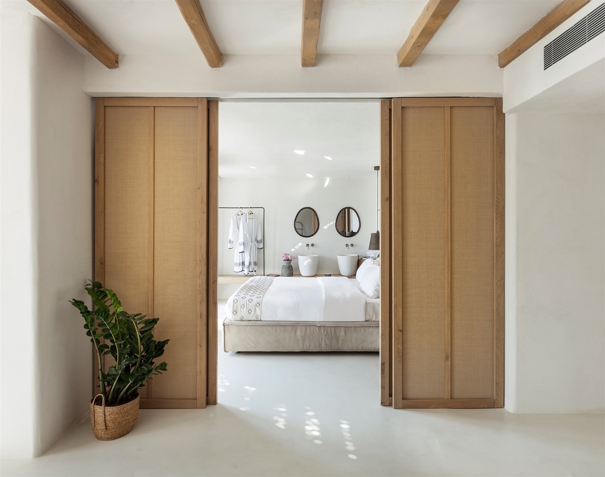 Puerta corredera de una de las habitaciones del Wild hotel by interni en grecia