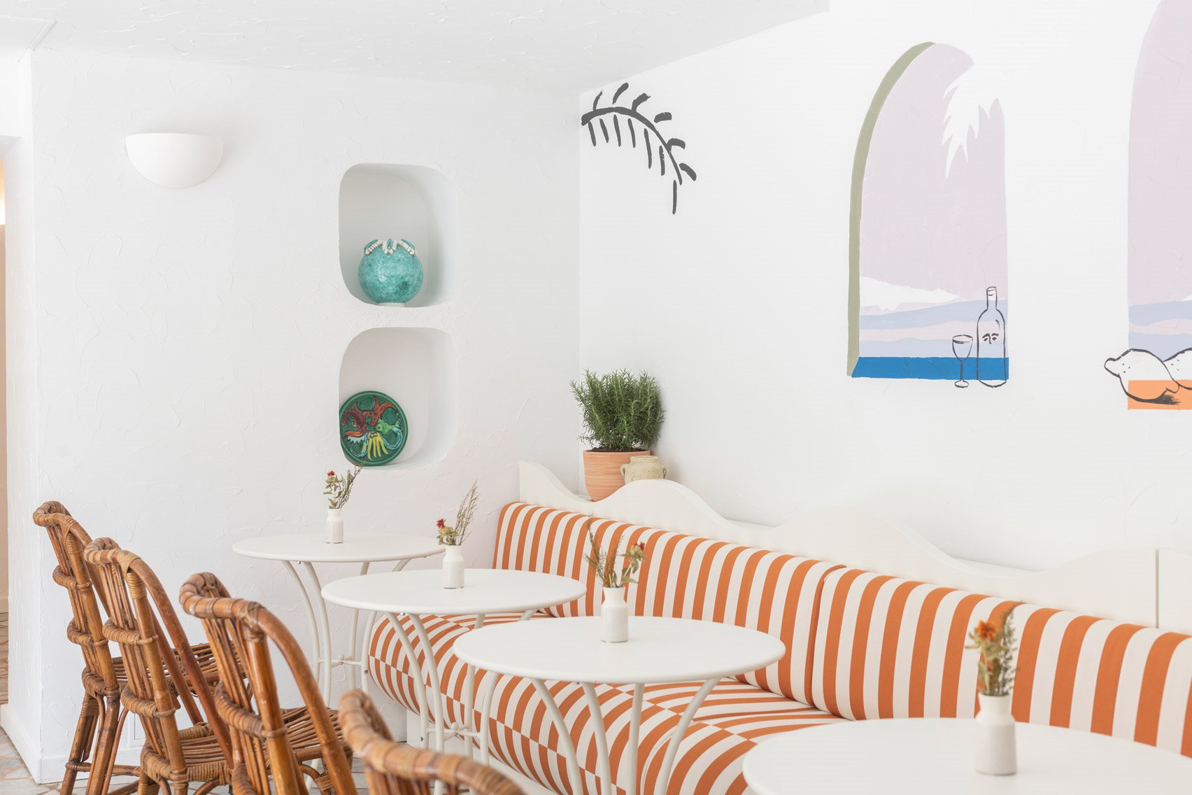 Restaurante con bancos tapizados del hotel le sud en francia