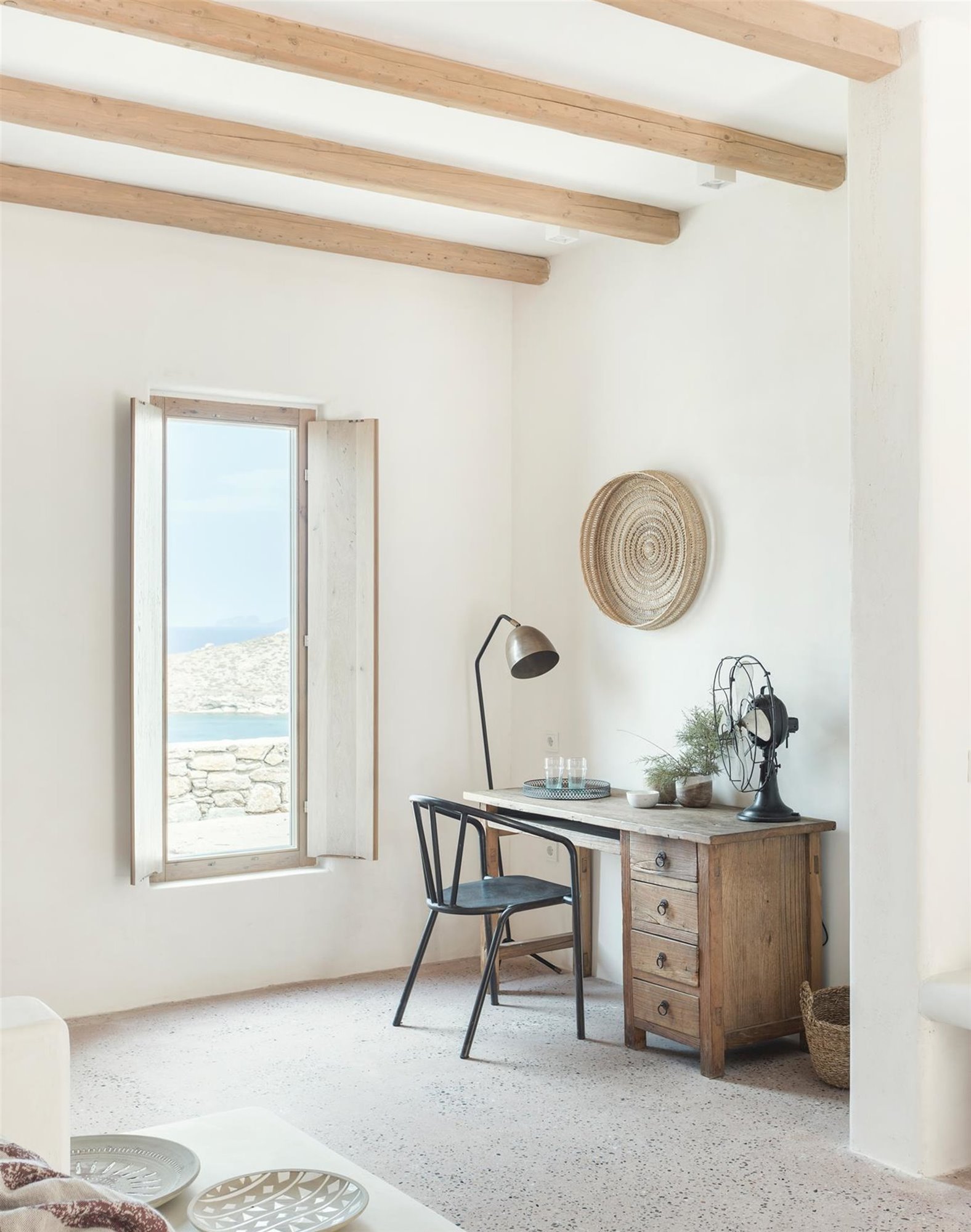 Rincón con escritorio de madera del Wild hotel by interni en grecia