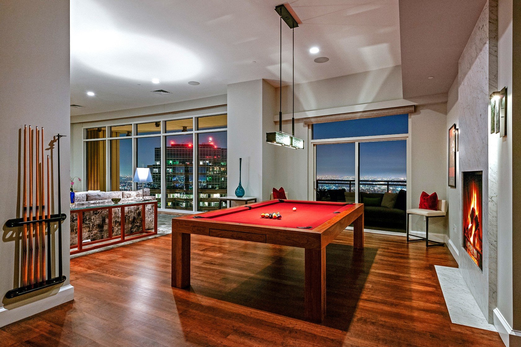 Salon con billar de la casa de Matthew perry en los Angeles