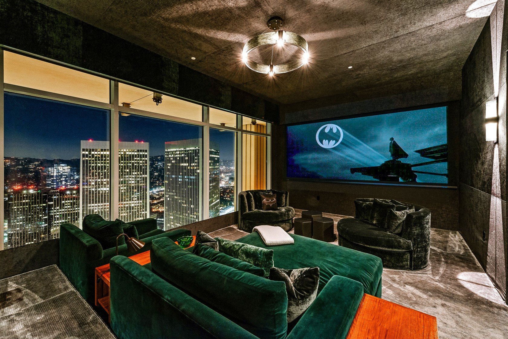 Salon con proyector de cine de la casa de Matthew perry en los Angeles