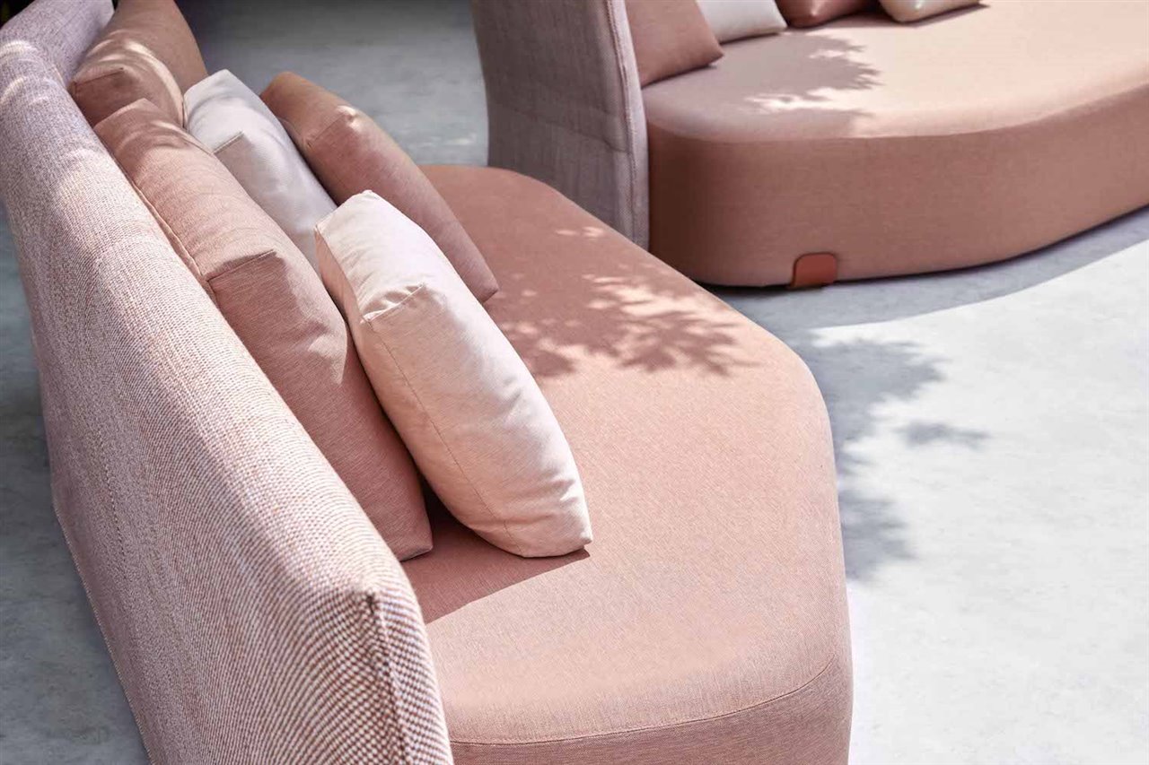 En la imagen, el modelo Sand en color rosa, una suave caricia en compañía del sol y de la brisa del verano. 