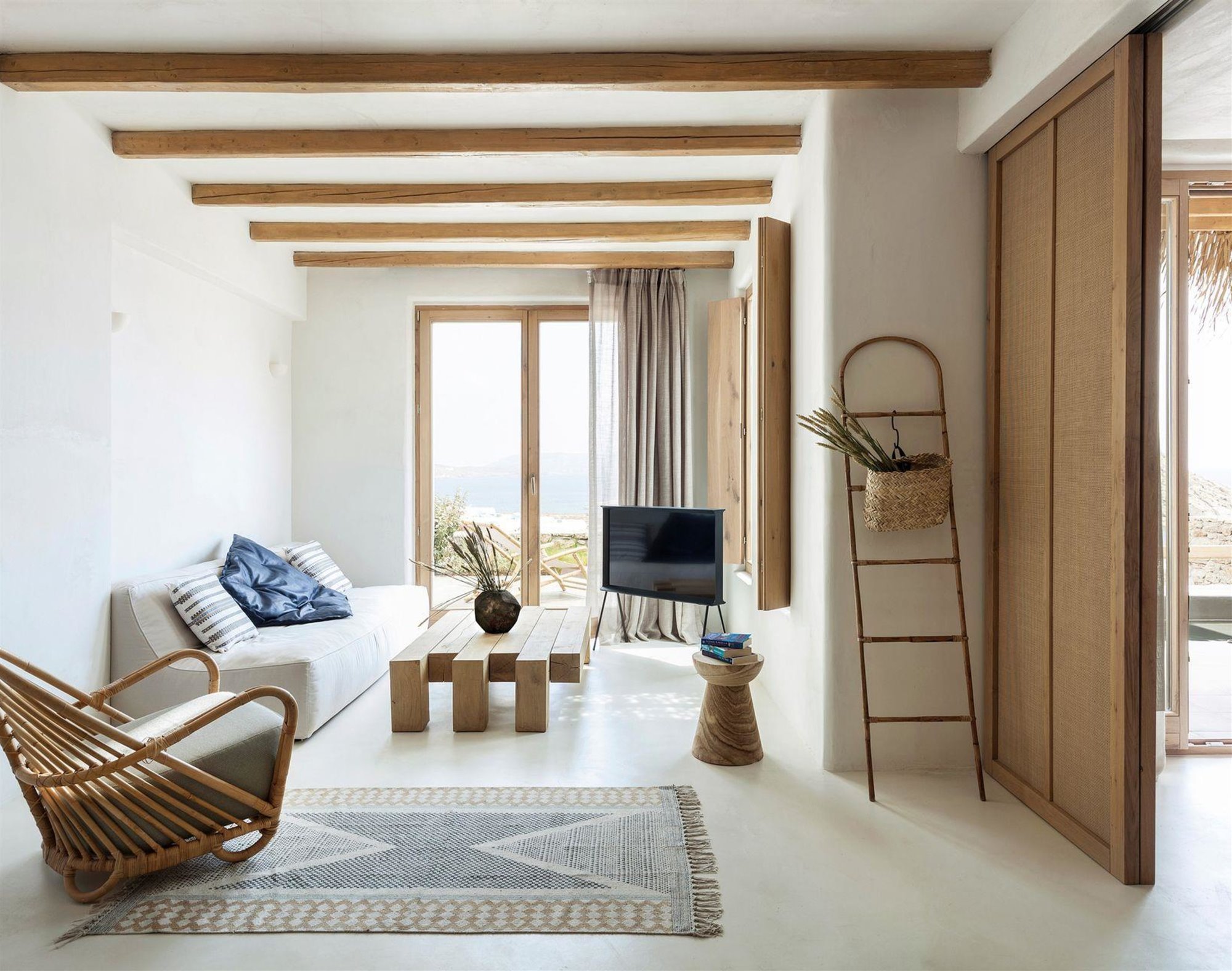 Suite con vigas de madera del Wild hotel by interni en grecia