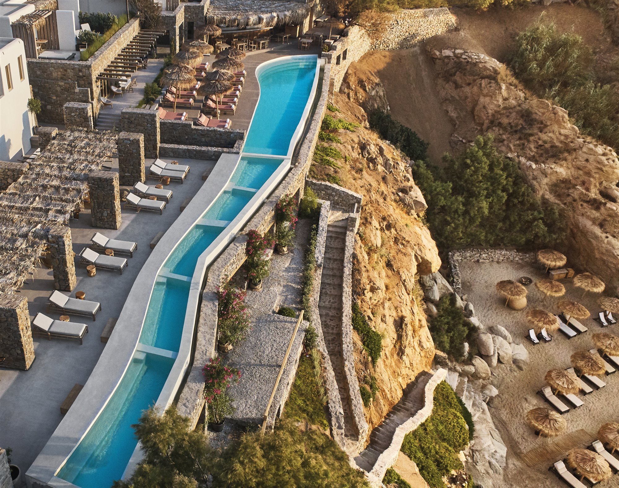 Vistas de la piscina y la playa privada del Wild hotel by interni en grecia
