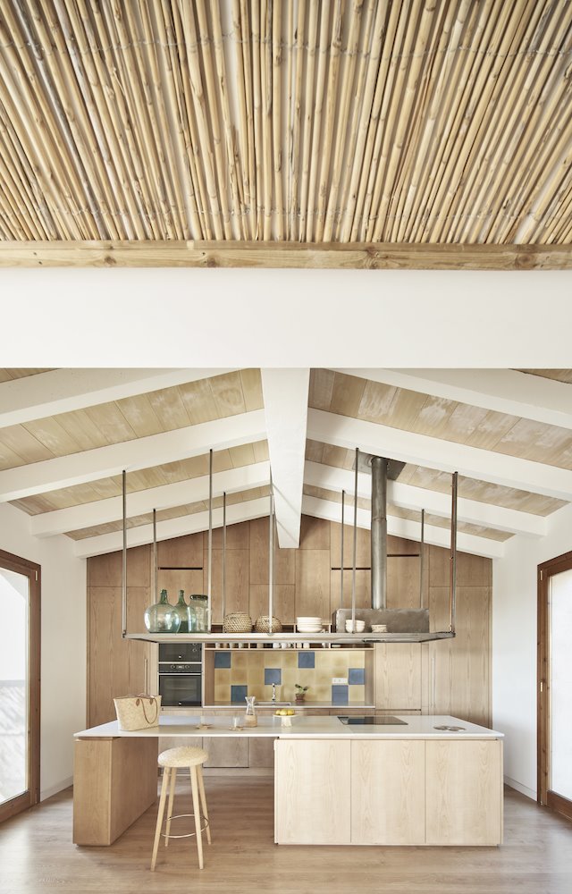 Cocina con techo a dos aguas de una Casa en Mallorca del estudio de arquitectura OHLAB